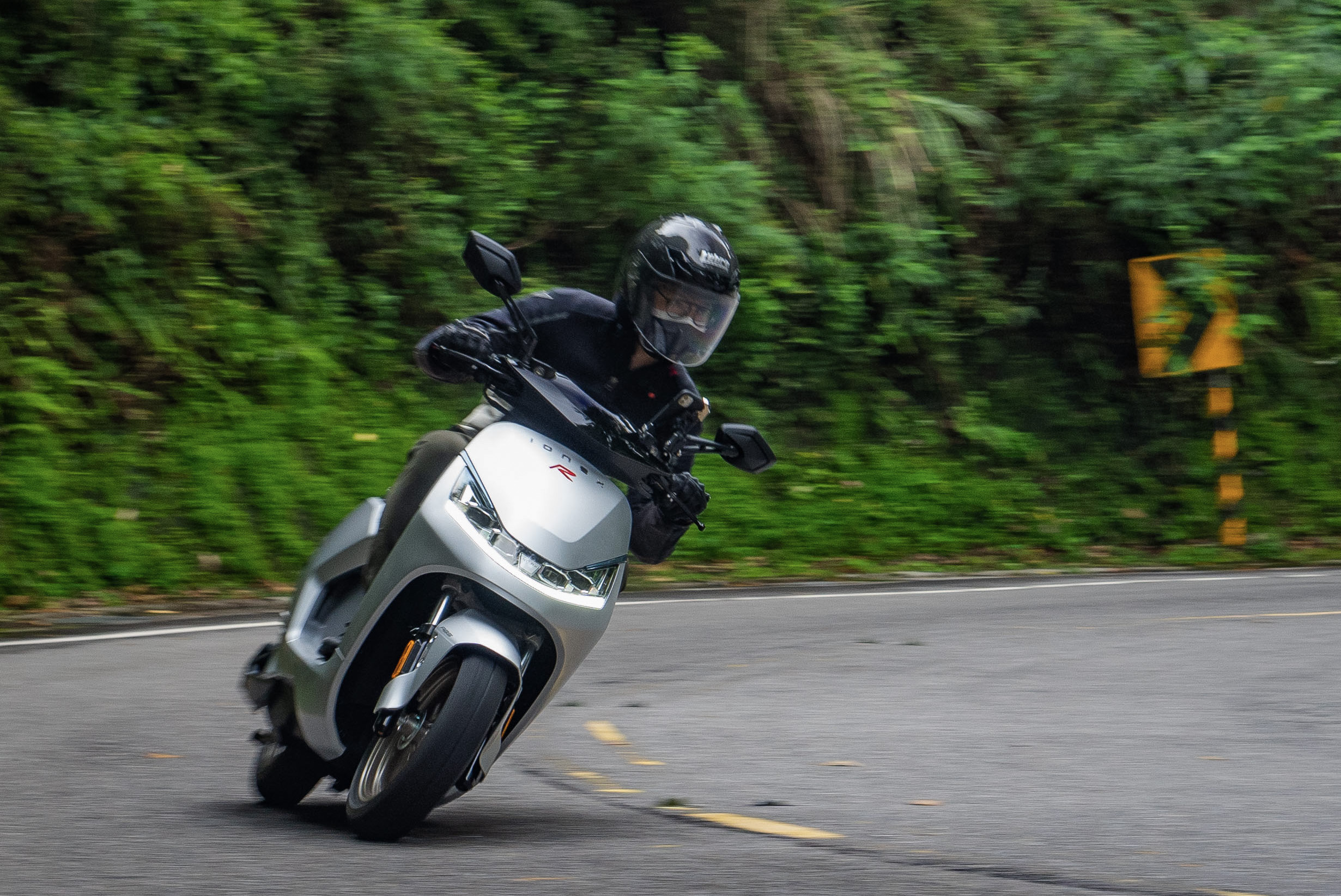 S7R ABS 動態表現相當棒,放眼同級對手難出其右。