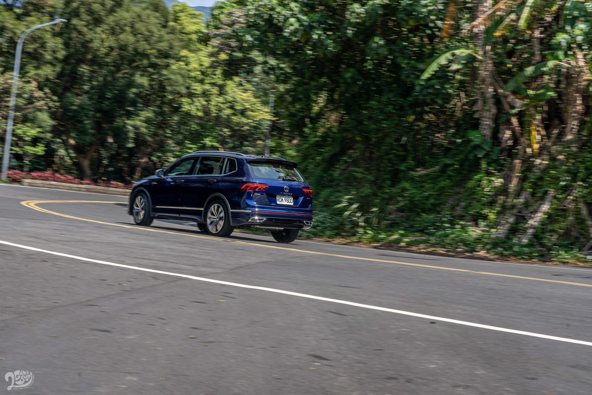 底盤科技是 380 式樣車想要凸顯的另外一個特點,可惜因為 330 車型本身就有著優異的體質,導致差異並不明顯。