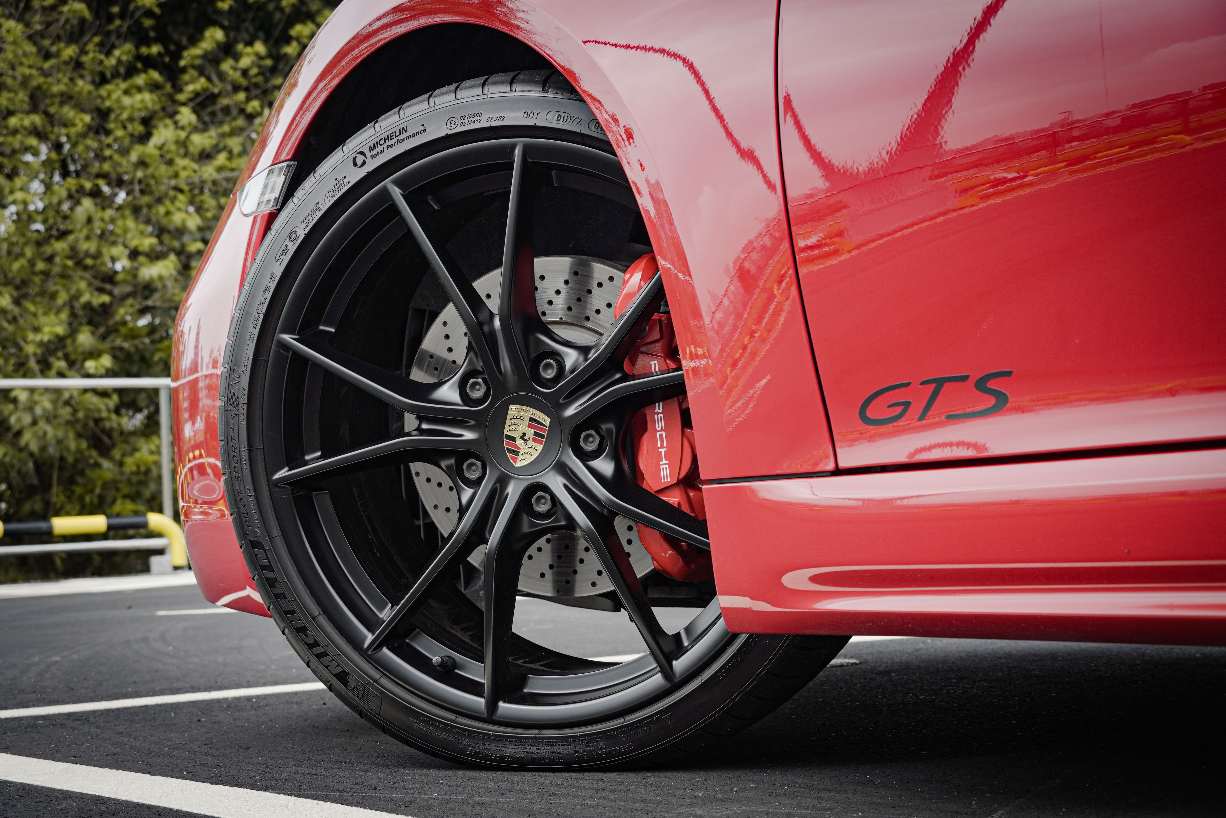 Boxster GTS 標配 20 吋 Carrera S 霧面黑色烤漆輪圈。