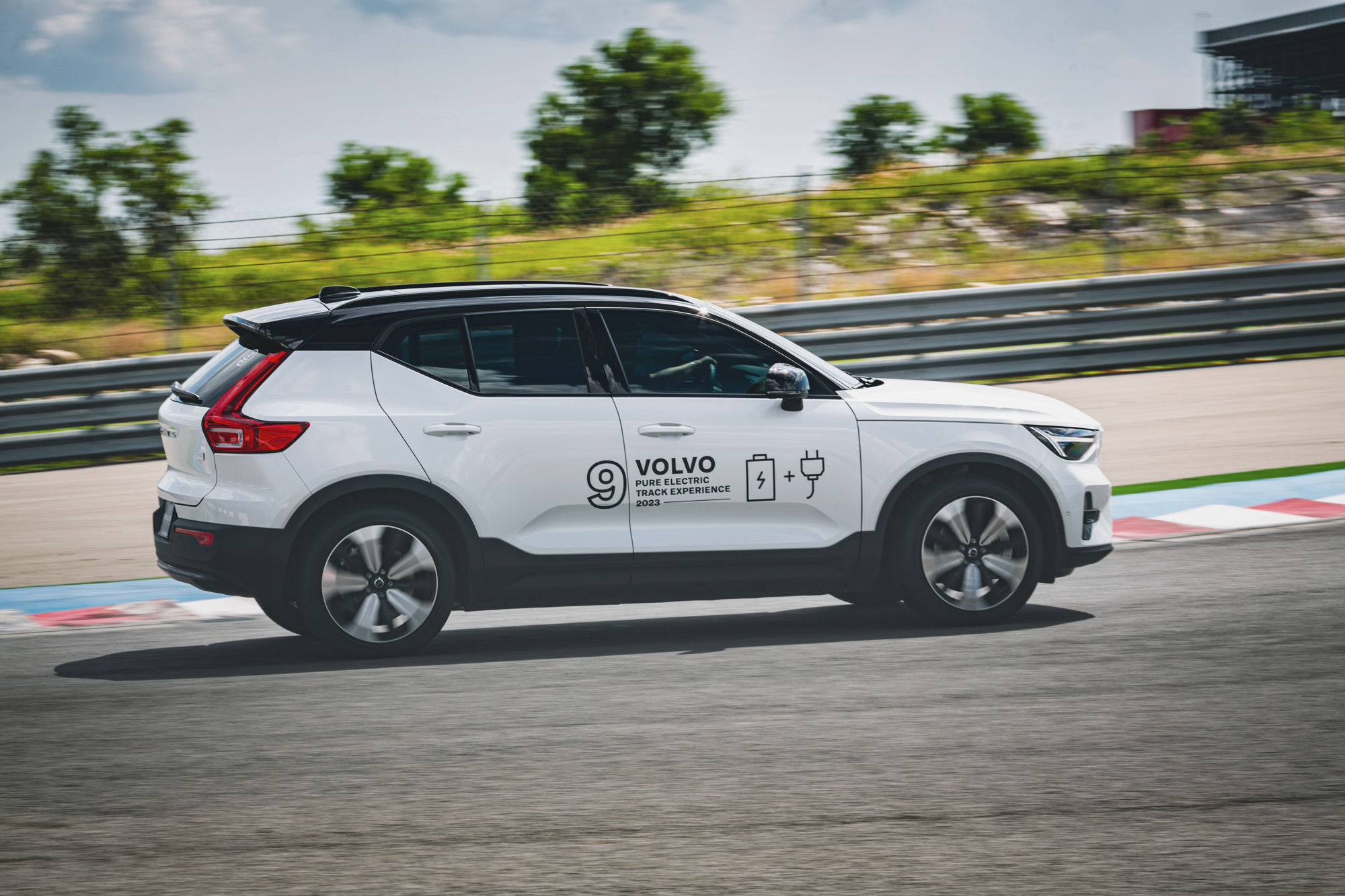 開著 XC40 Recharge 需要做好確實減速入彎,並且在彎道當中相當有耐性,因為只有在出彎時獲得良好的循跡性,車輛才會給足所有的動力。