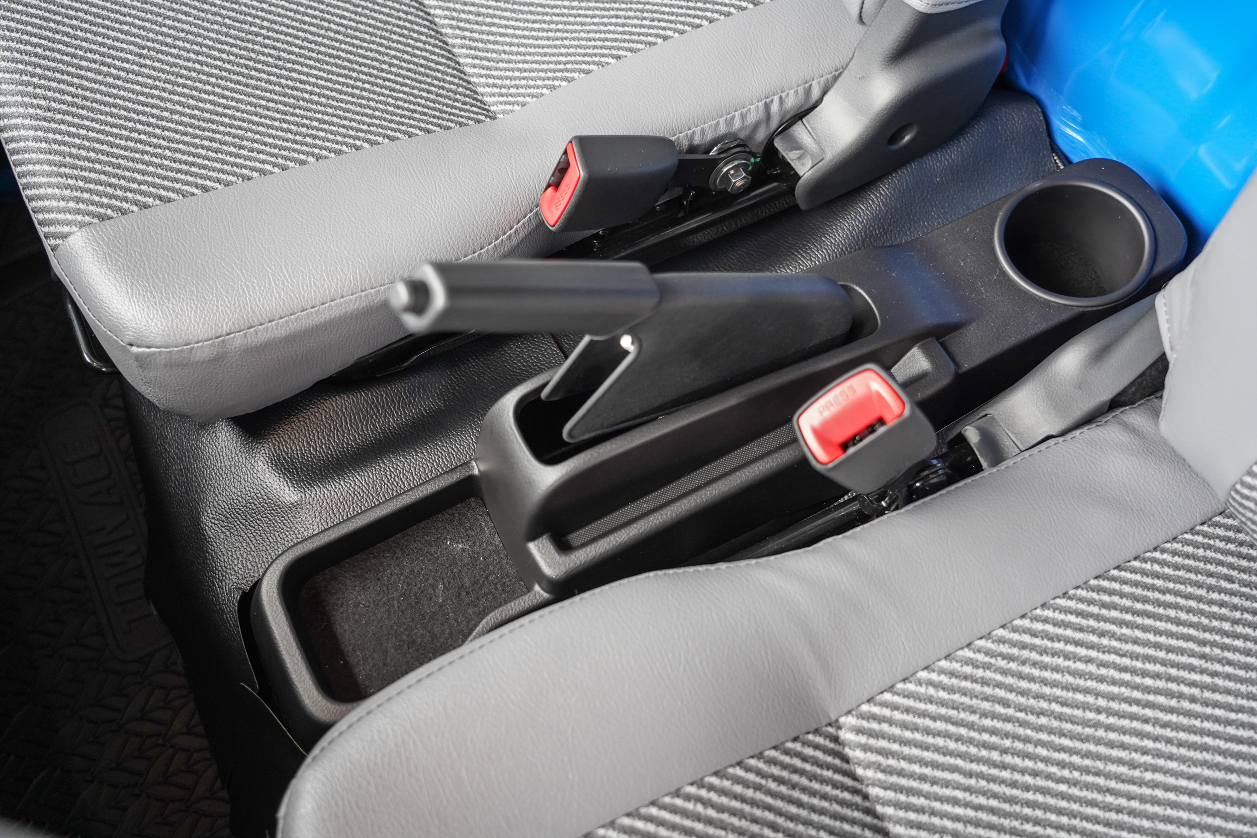 中央鞍座後還有第三個置杯架。