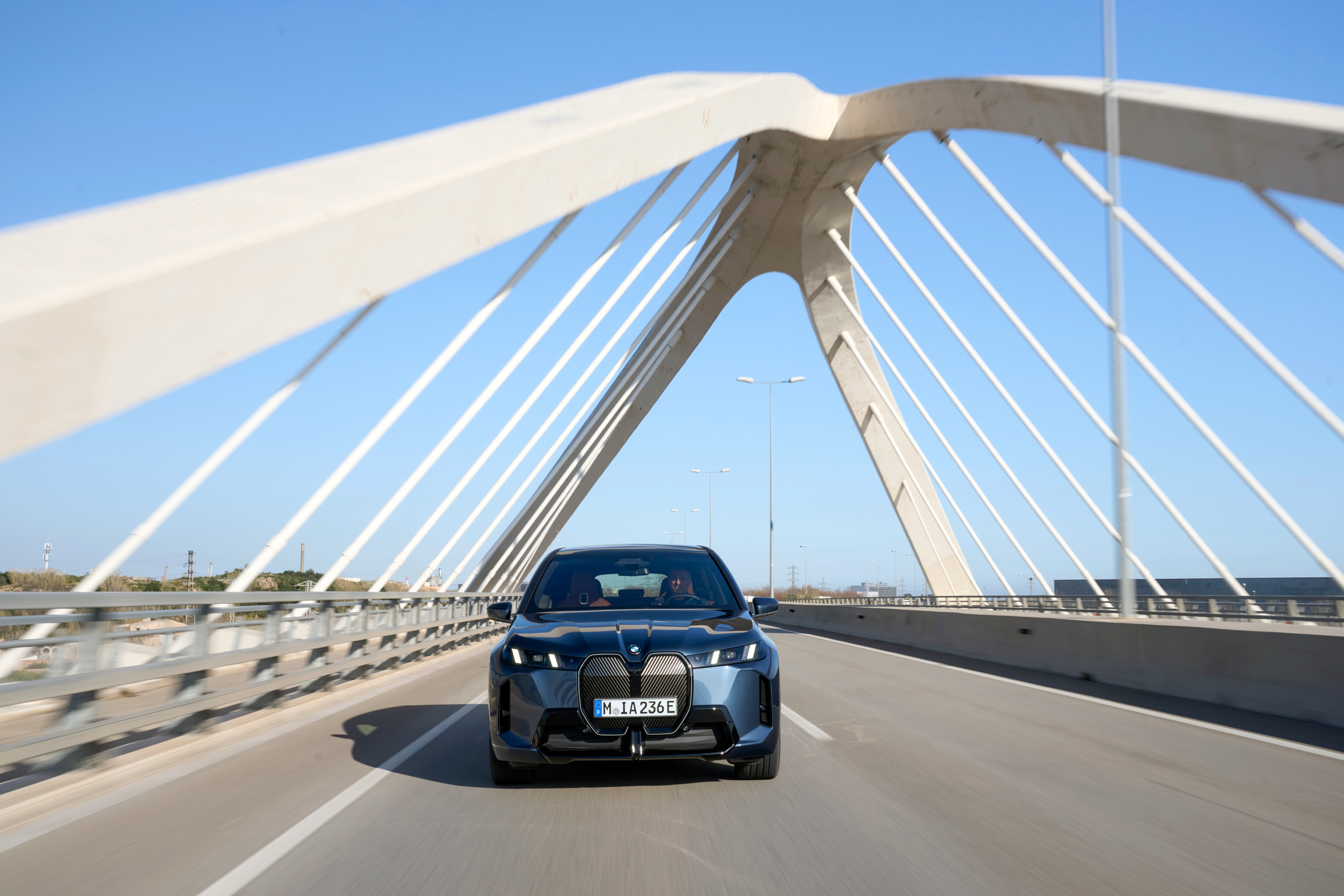 在政策上永遠會留後路的 BMW，貌似成為這個時代巨浪中最從容的存在。