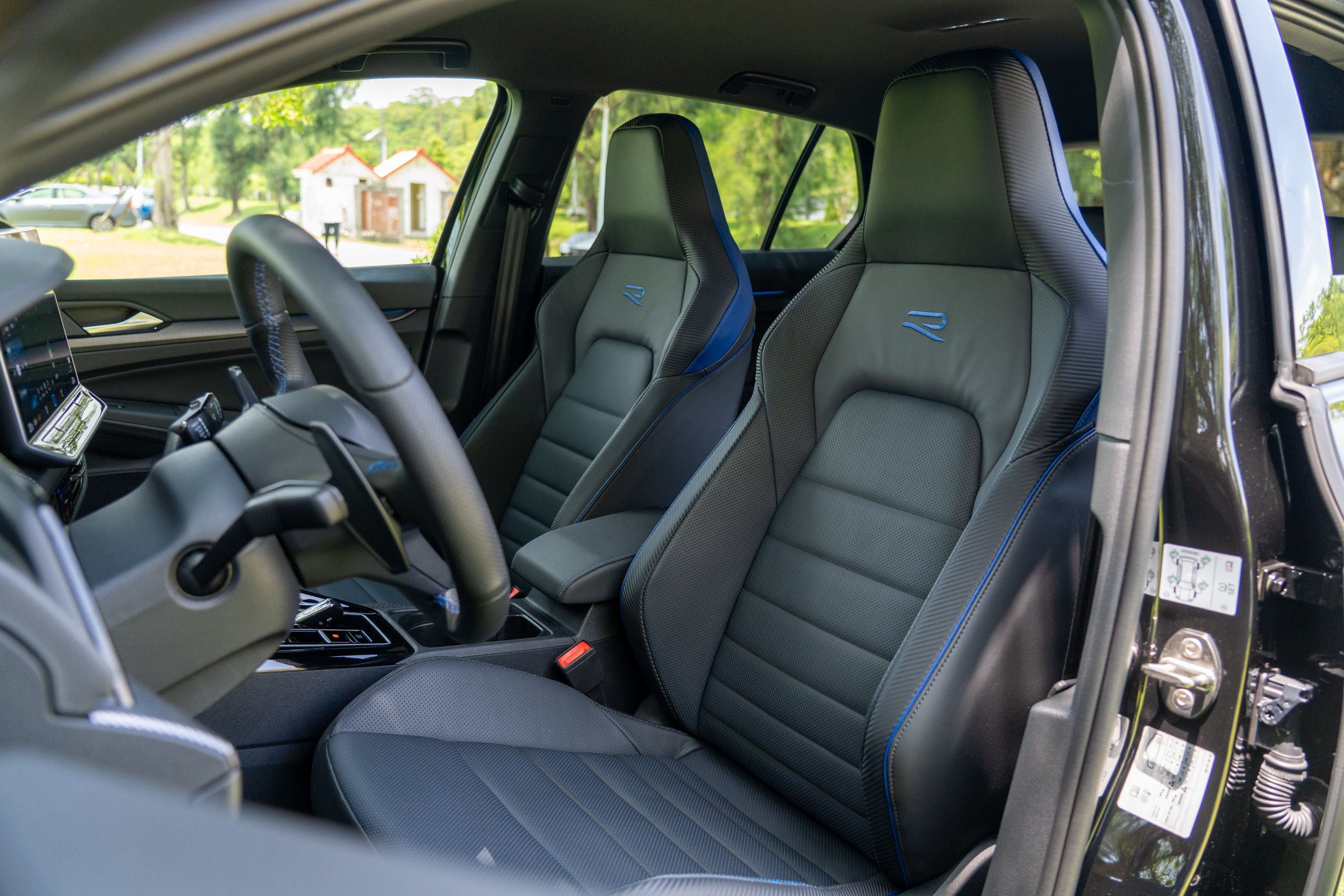 一體式座椅為本車標配。