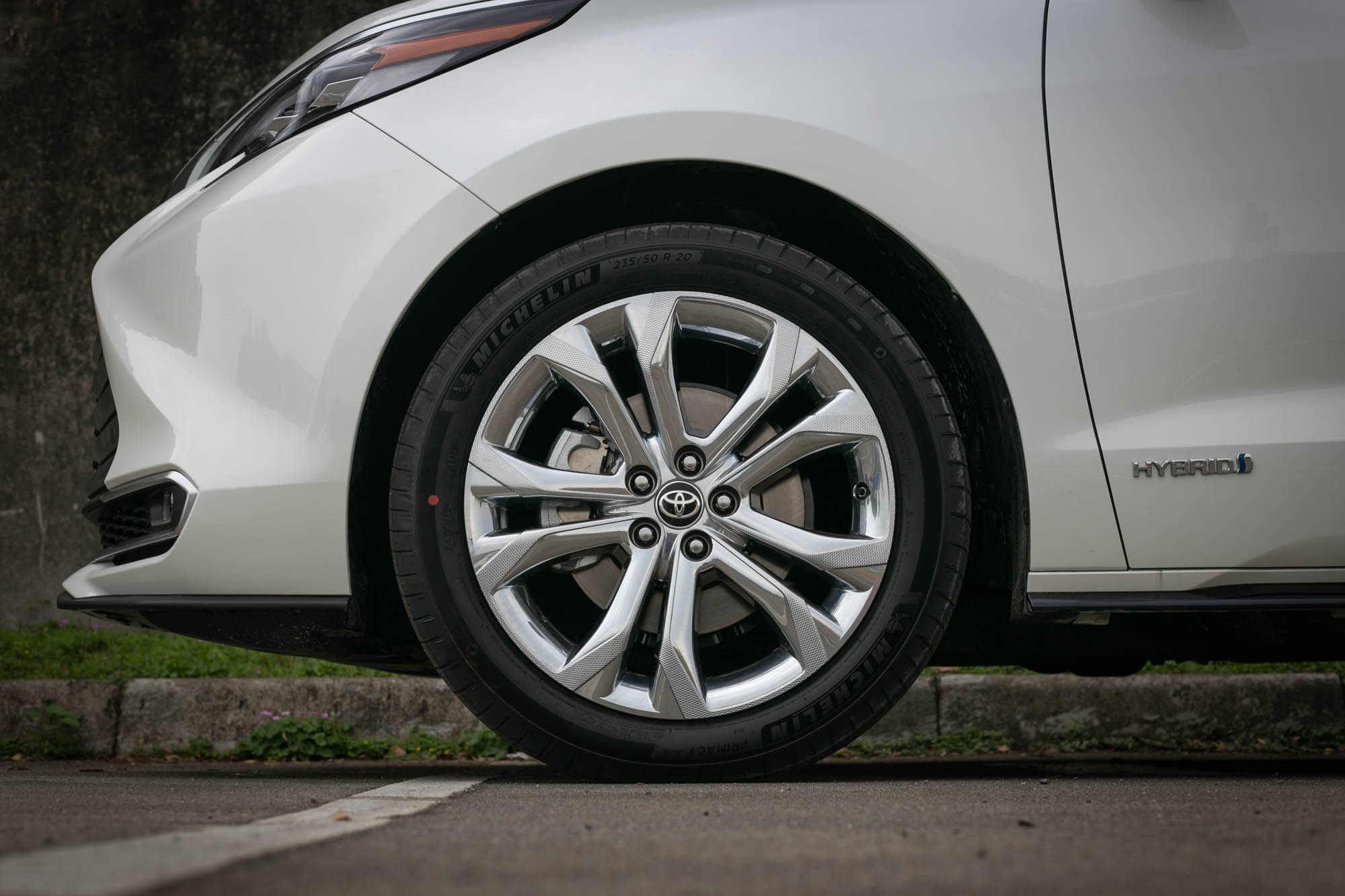 旗鑑版為 17 吋鋁圈,鉑金版則換上 20 吋鋁圈搭配亮銀輪圈蓋。