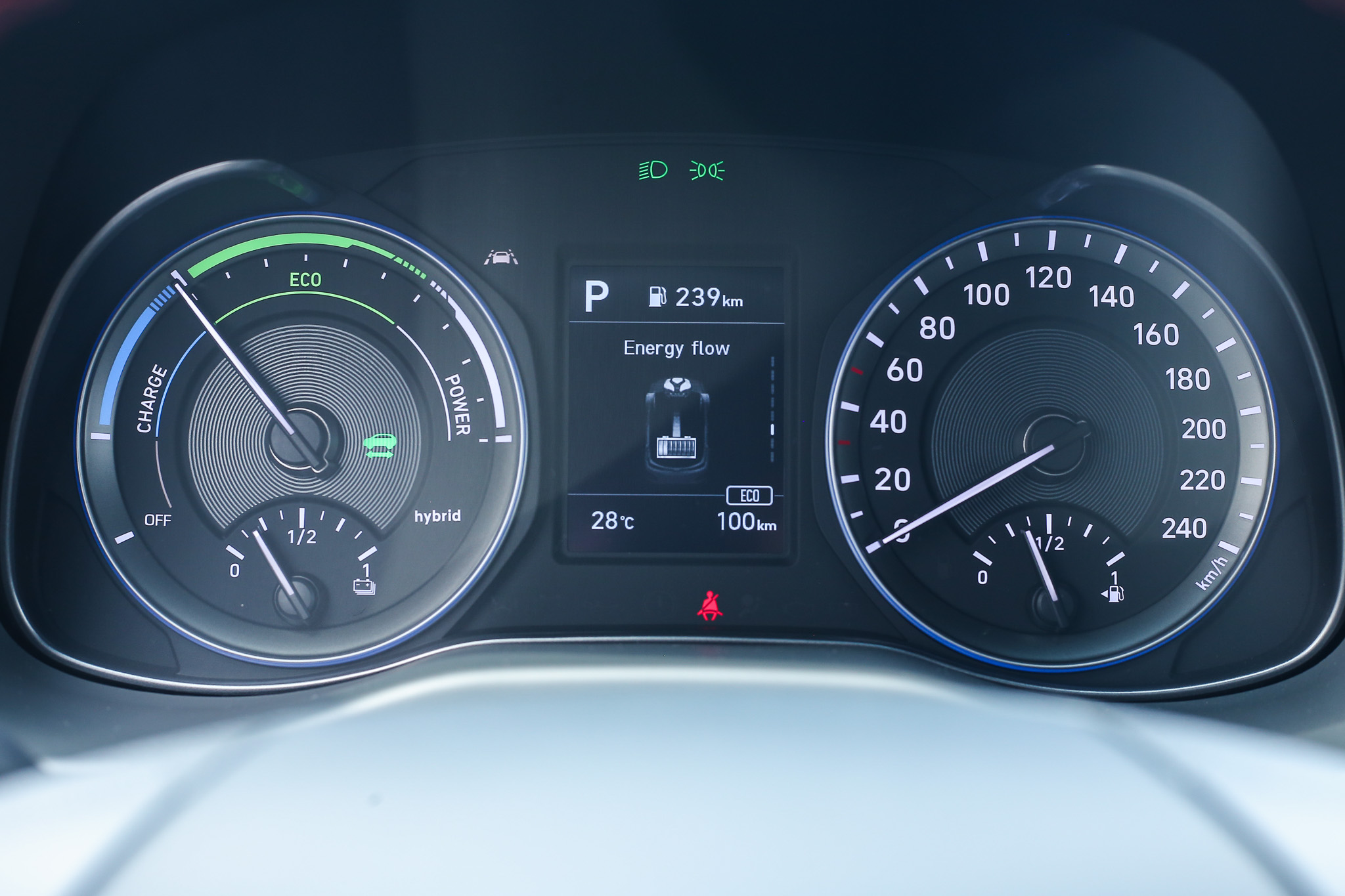 儀表板採取傳統指針設計，中央 3.5 吋 LCD 車資顯示幕會提供即時動力流資訊。