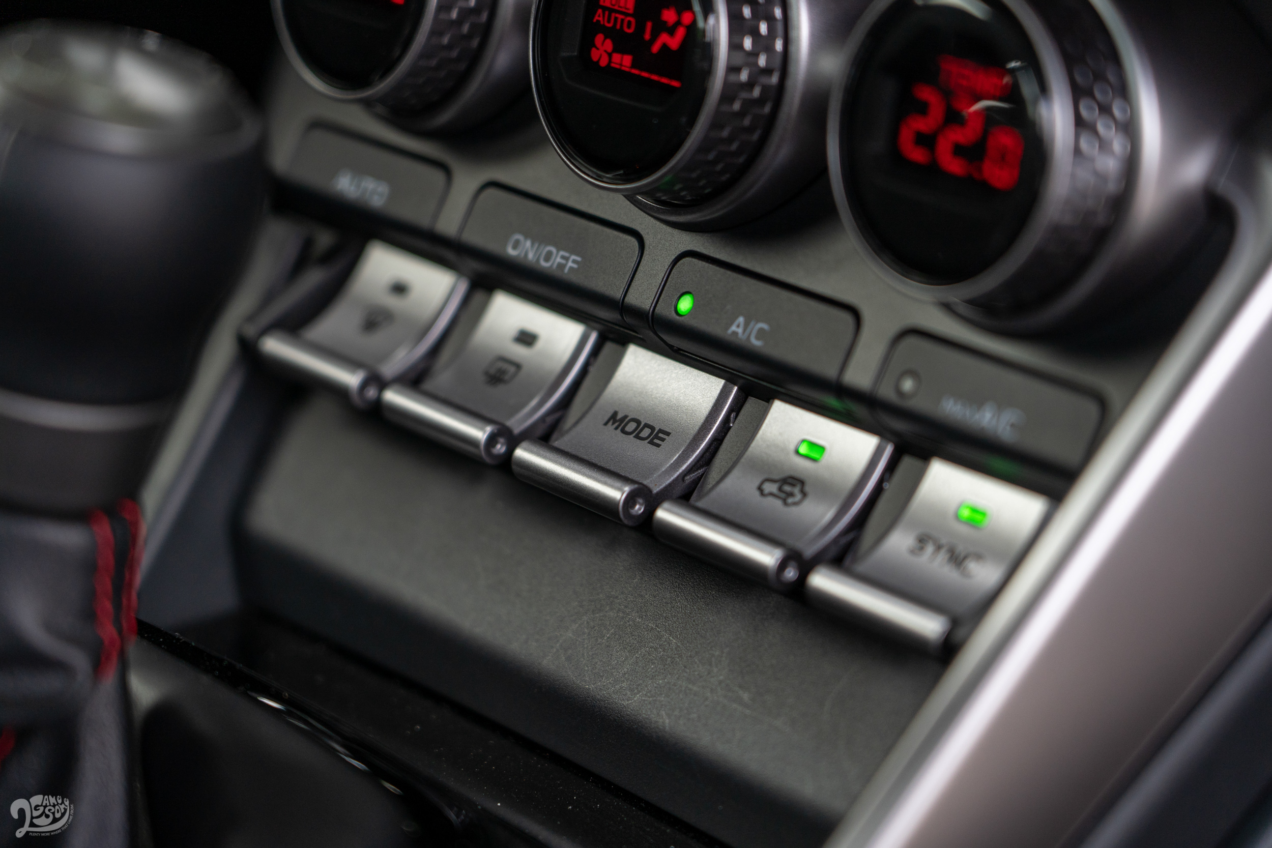 曾幾何時,這類以駕馭為主要導向的產品,也導入了雙曲恆溫空調等高階舒適性配備?