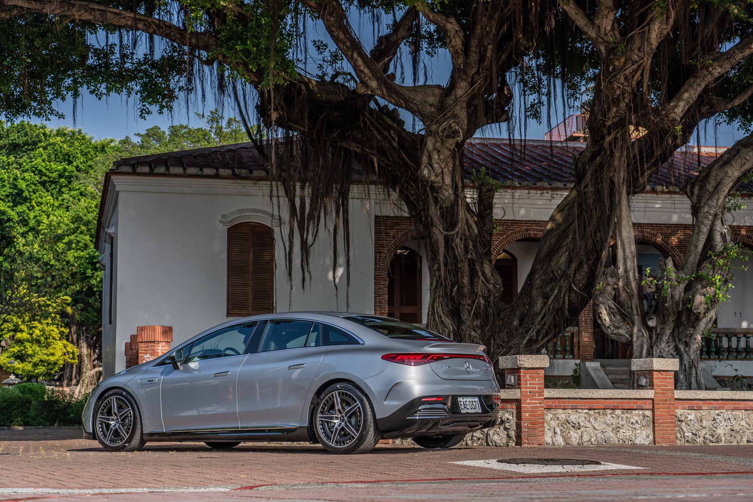 本次所體驗的 EQE 為 AMG 親自操刀打造的 43 4MATIC 性能編成,建議售價 482 萬元起。