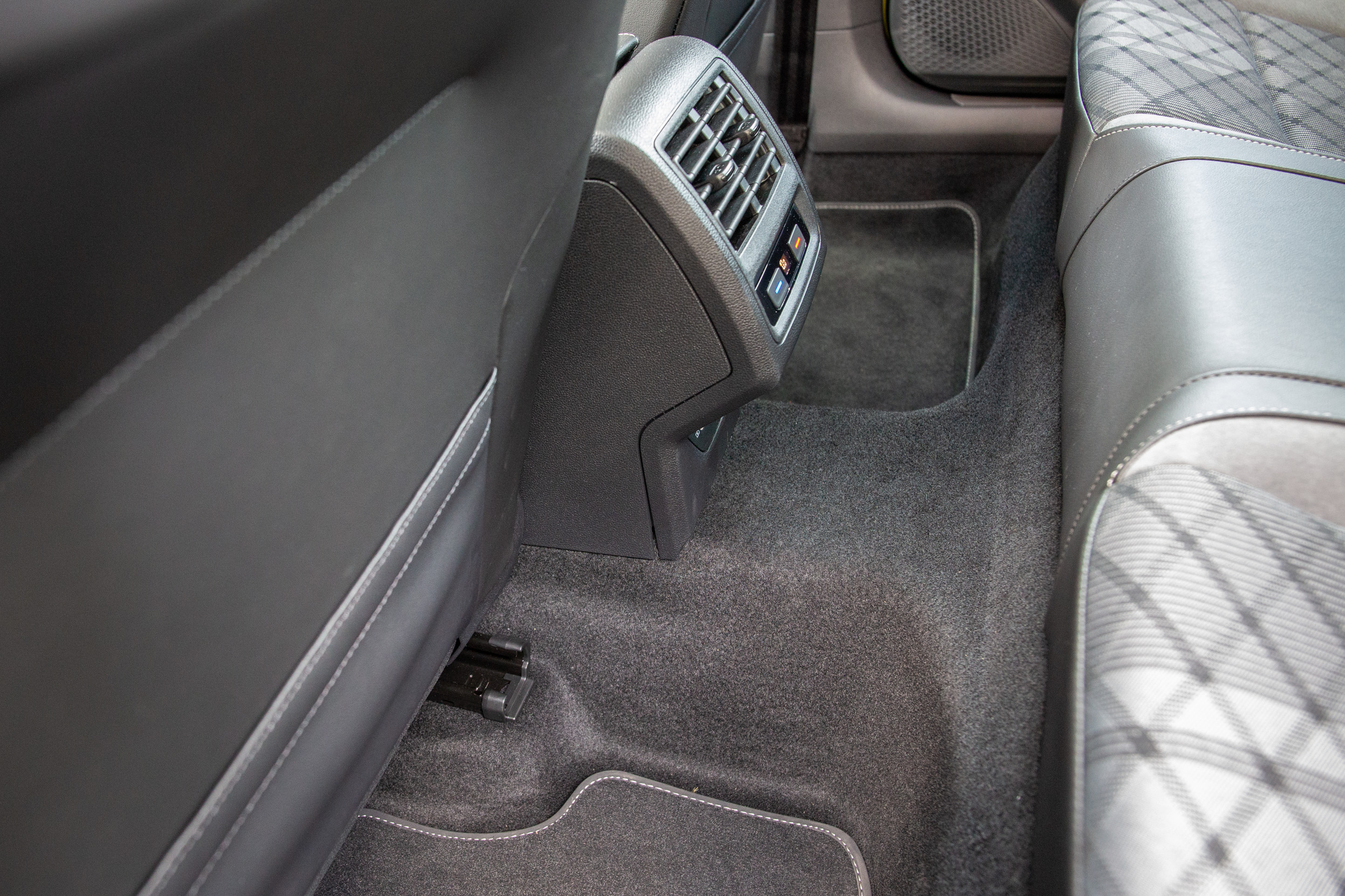 三區恆溫空調為 230 eTSI Life 車型以上標配。