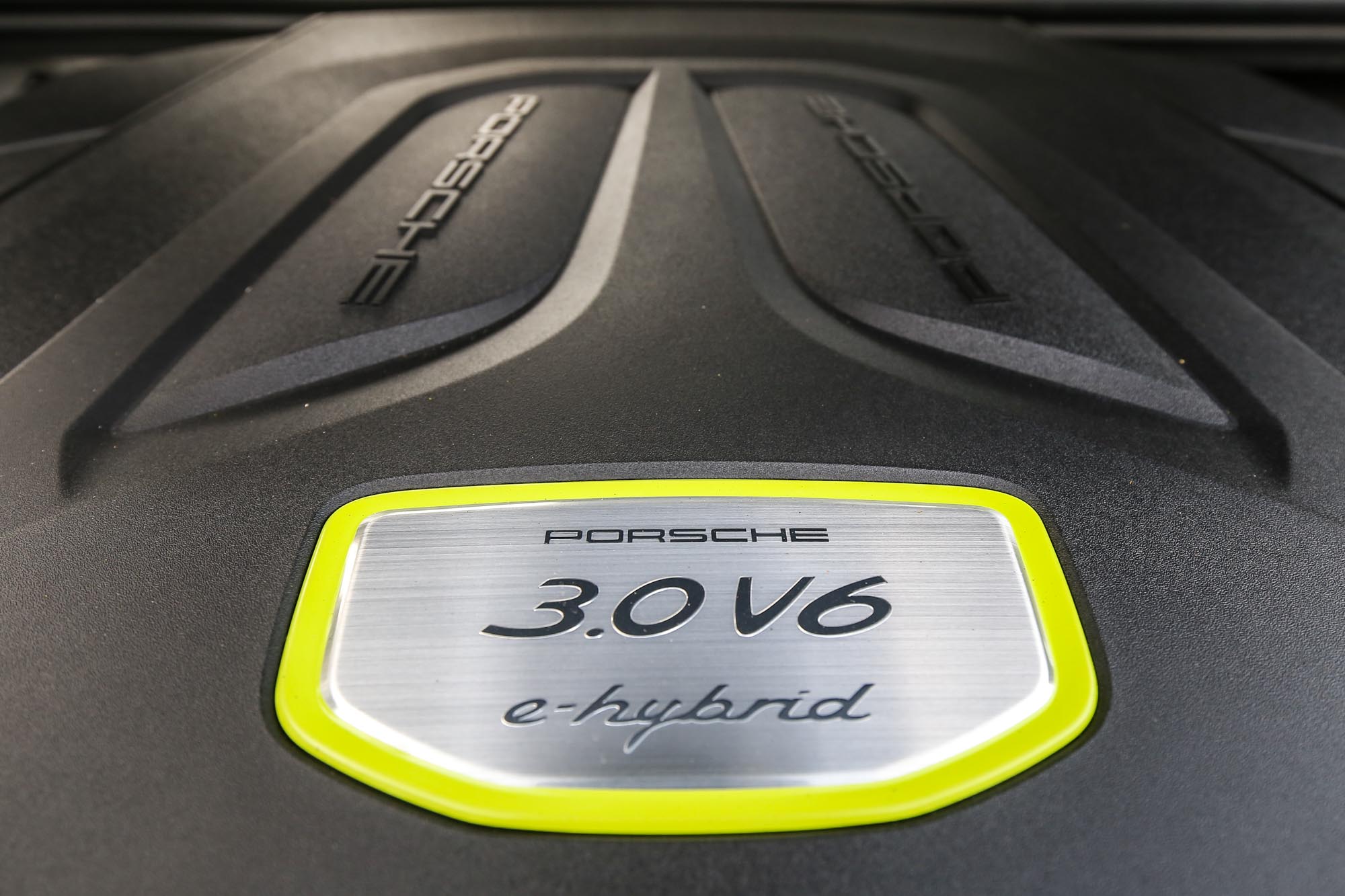 Cayenne E-Hybrid 搭載 3.0升V6汽油引擎，本體具備 340hp / 450Nm 動力輸出，而電動馬達具備 136hp / 400Nm 輸出，換算後的綜效動力值為 462hp / 700Nm。