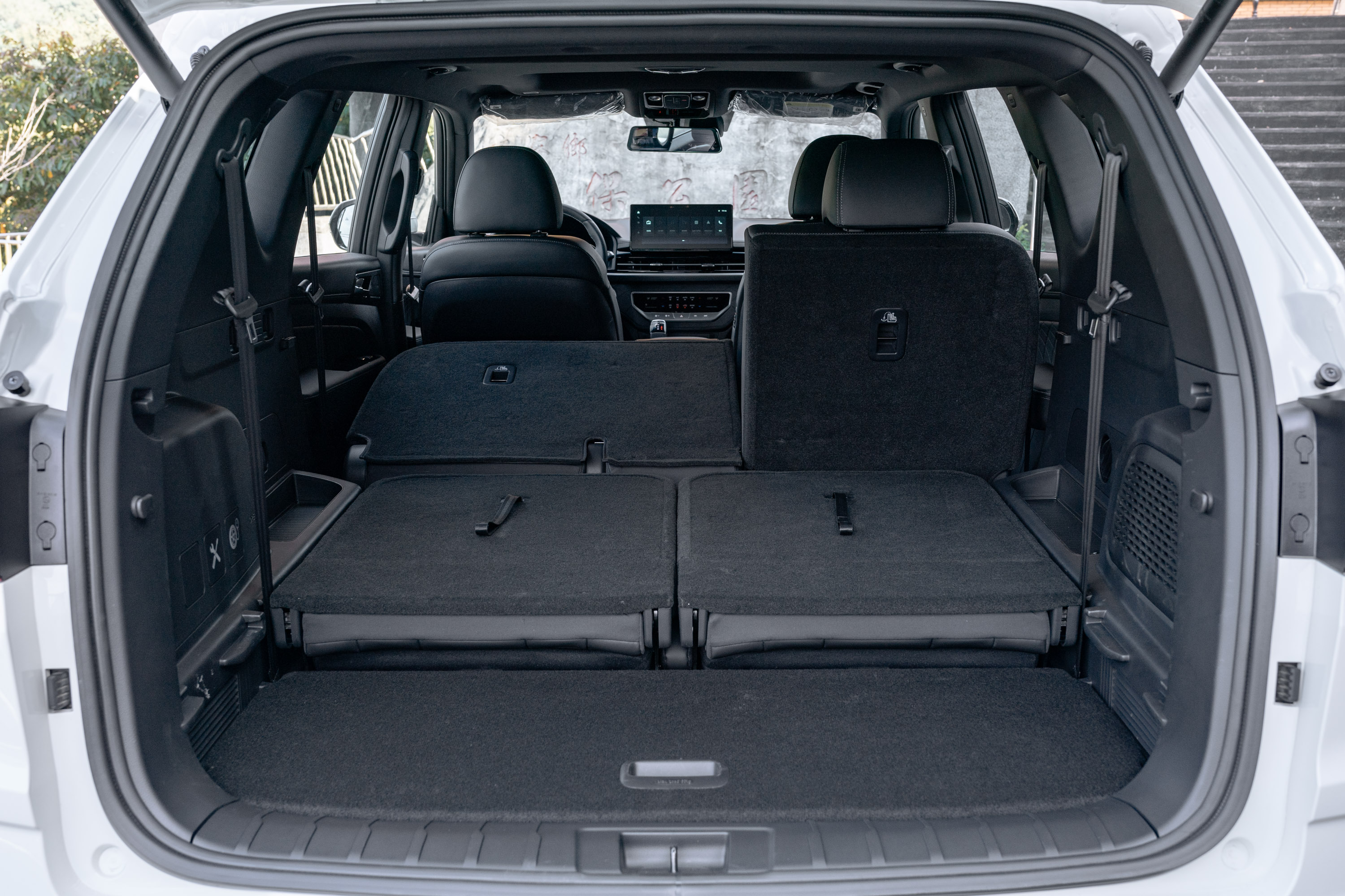 第二排座椅60%傾倒及第三排座椅全部傾倒,車艙容積為1,477L。第二排及第三排座椅全部傾倒後,能獲得1,806L的車艙空間。