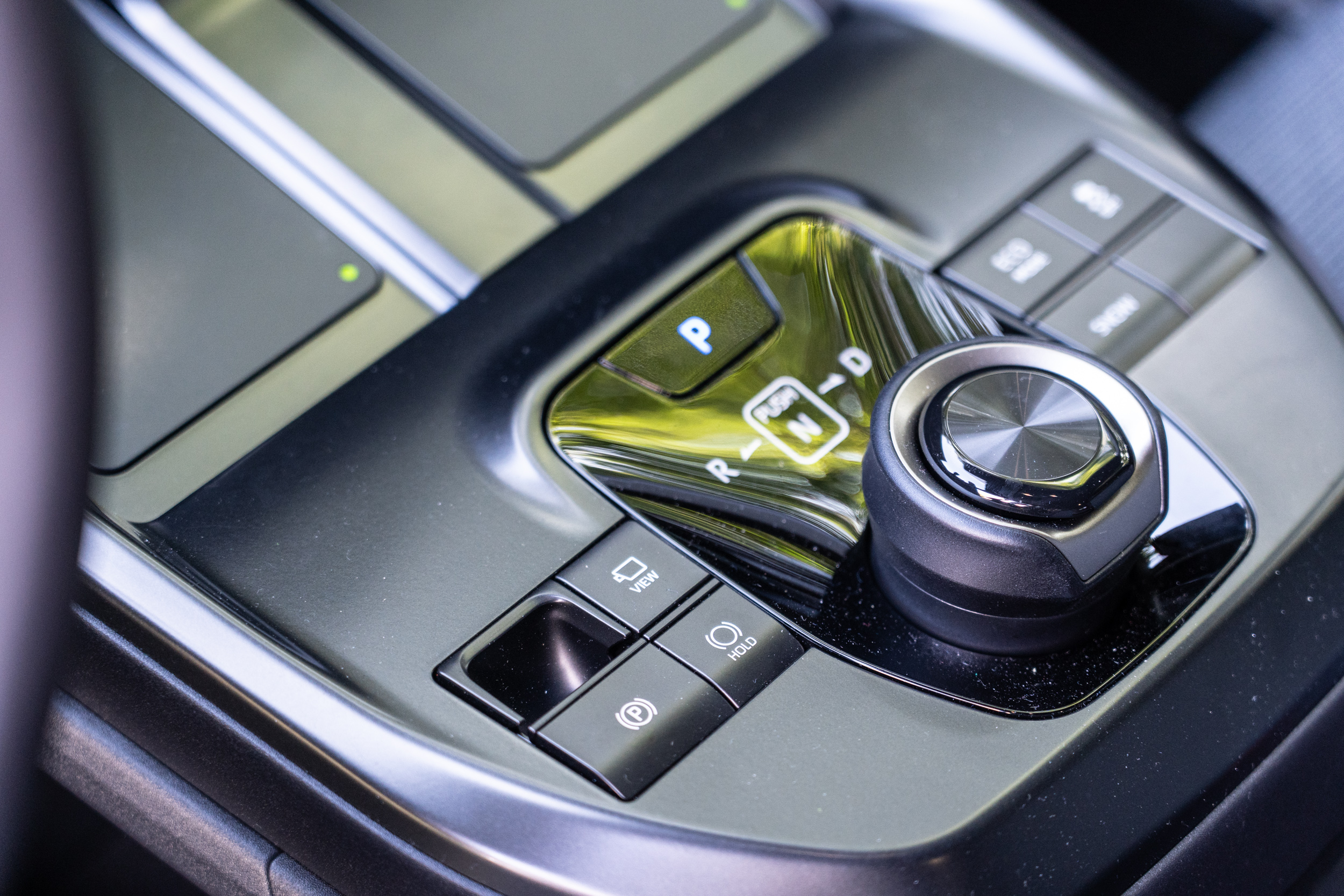 旋鈕排檔桿與實體按鍵，佈局更為工整易上手，對於人體工學而言也有十足加分。