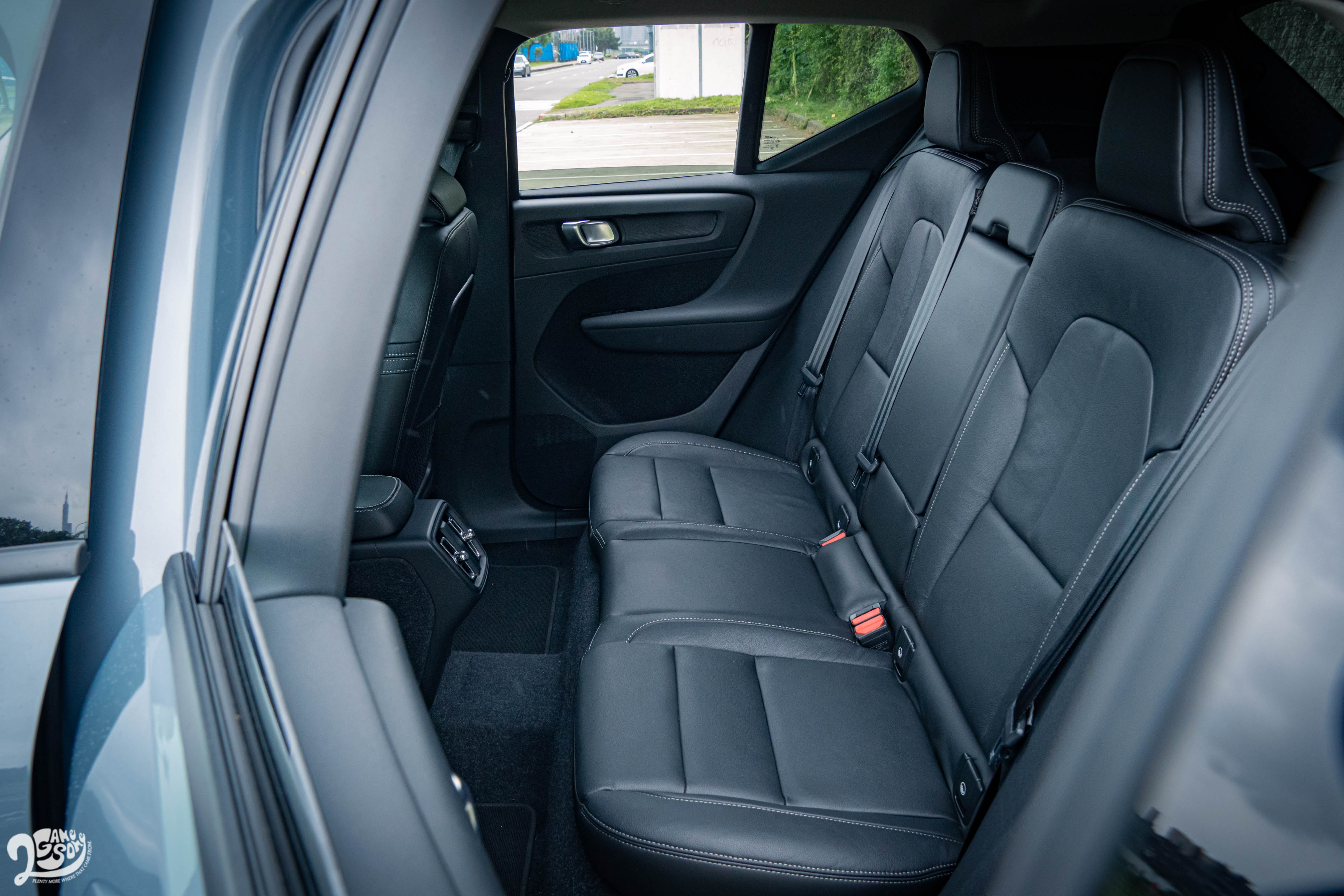 受惠於 2,702mm 軸距與方正的格局,後座空間頗為充裕,中央隆起稍微犧牲第五名乘客舒適。