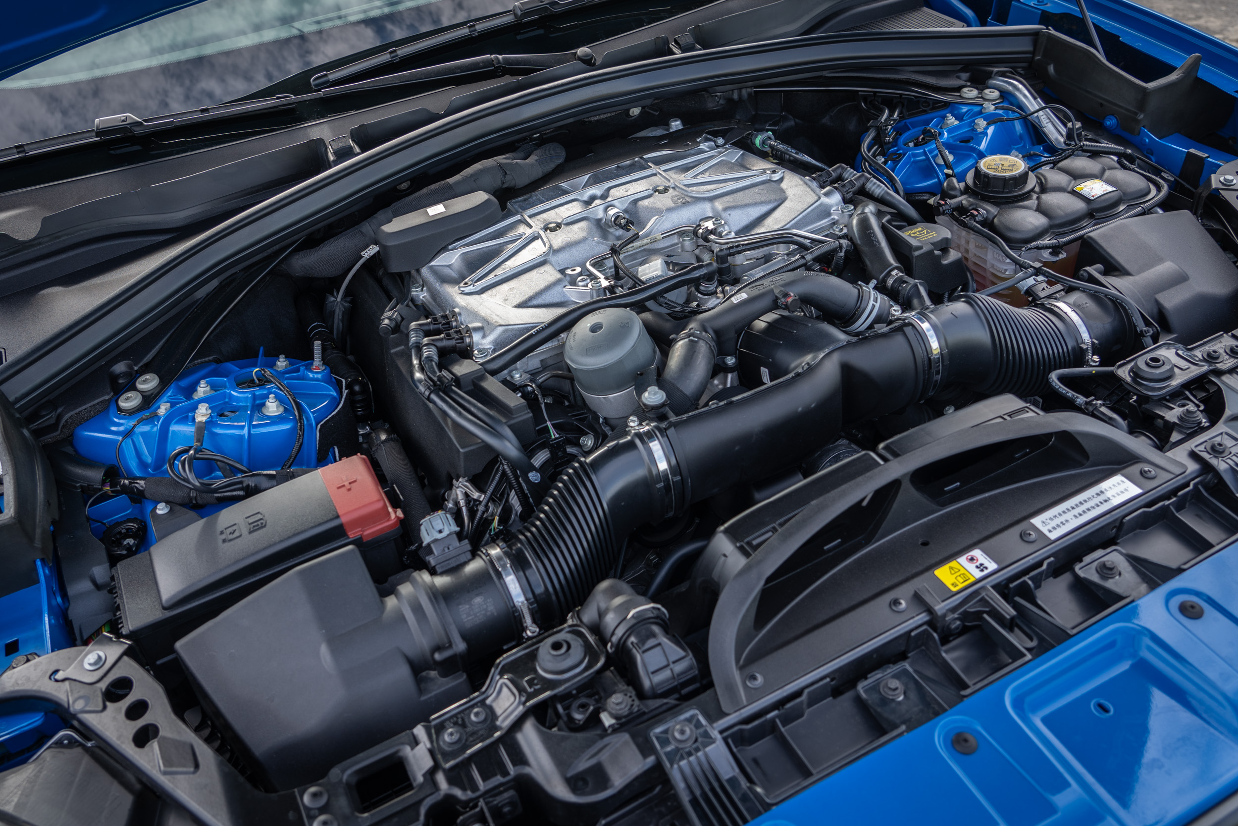 搭載 5.0 升 V8 機械增壓汽油引擎，具備 550ps/6500rpm 最大馬力與 700Nm/5000rpm 最大扭力輸出。