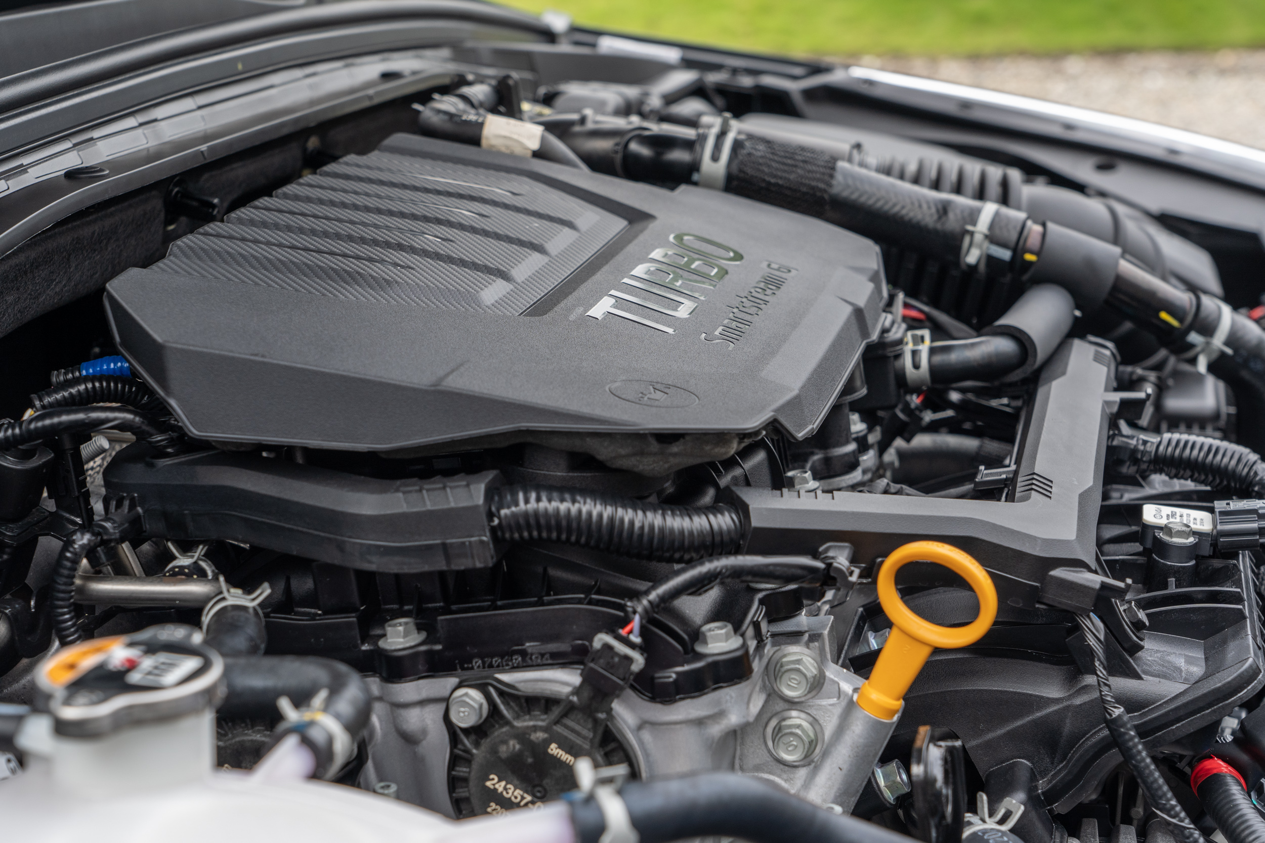 依舊搭載 1.5 升渦輪增壓直列四缸汽油引擎,增加 48V 輕油電動力系統後,輸出同樣維持在 160ps / 5500rpm 最大馬力與 25.8kgm / 1500~3500rpm 峰值扭力。