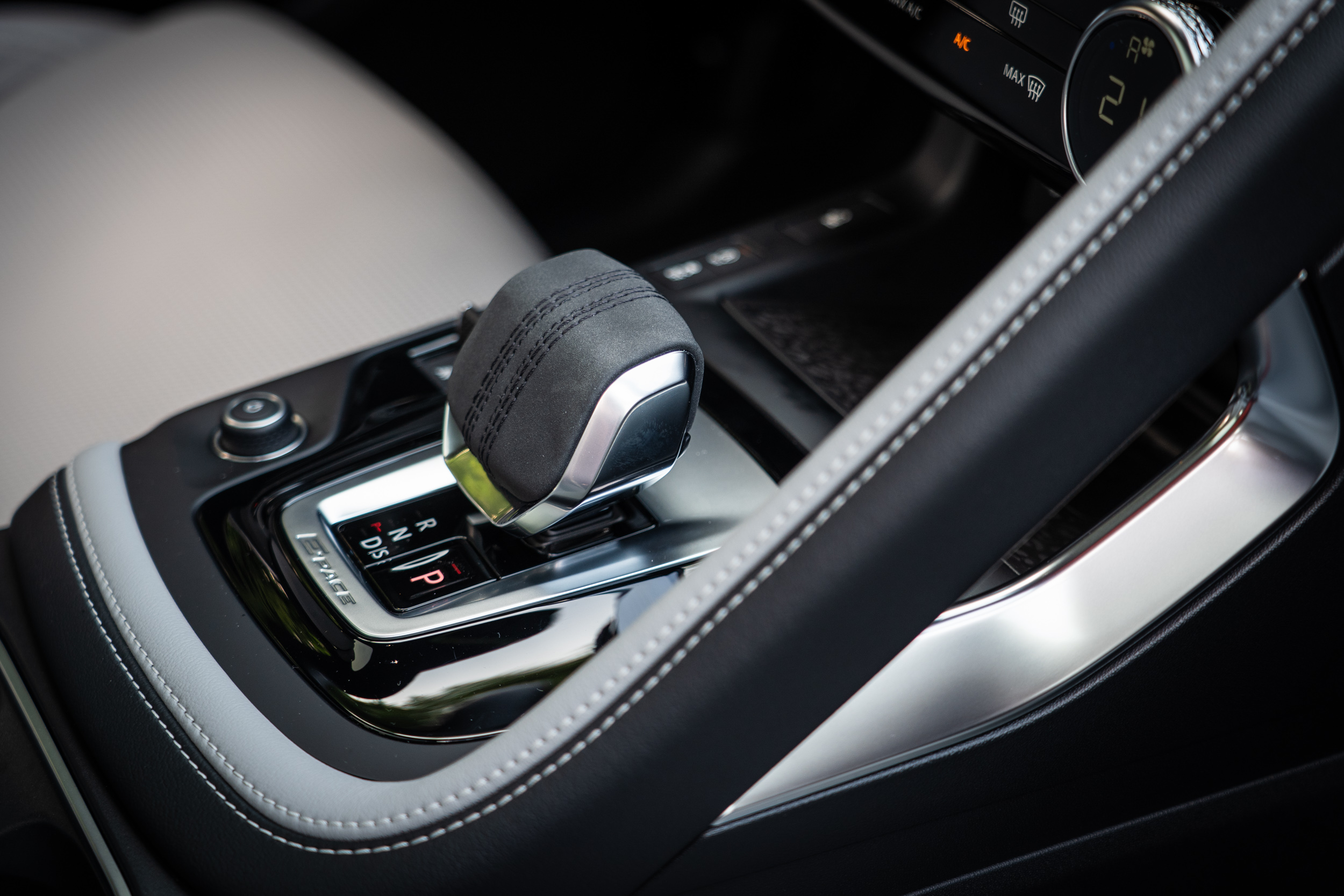 從此角度可以清楚展 E-Pace 座艙設計的特色與質感。