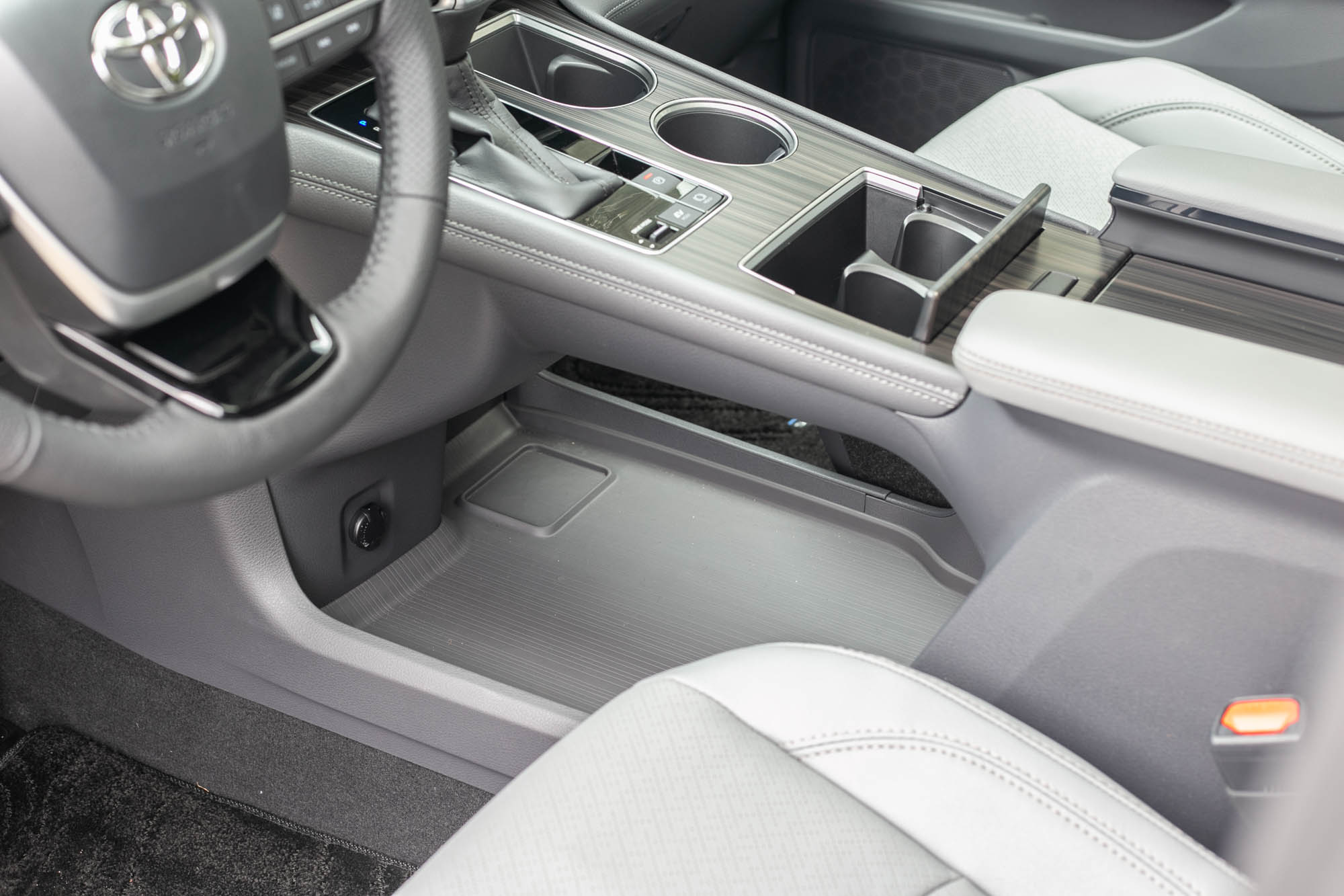 中央鞍座採取懸浮式,下方還有超大的置物平台。