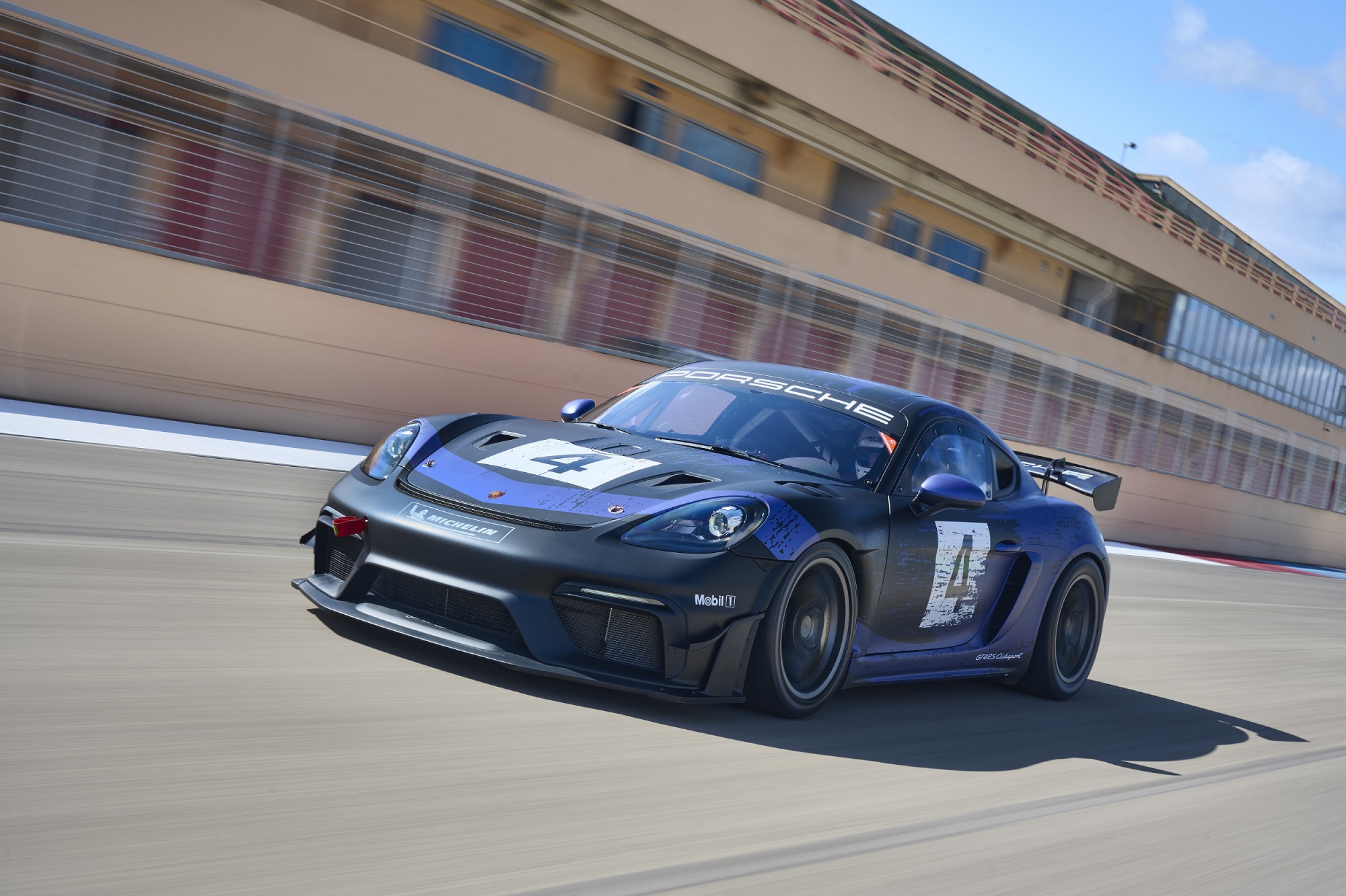 在眾多 GT4 賽車系列賽中,11 月才剛亮相的保時捷 718 Cayman GT4 RS Clubsport 將於 2022 年首次登上起跑線、正式投入賽場。