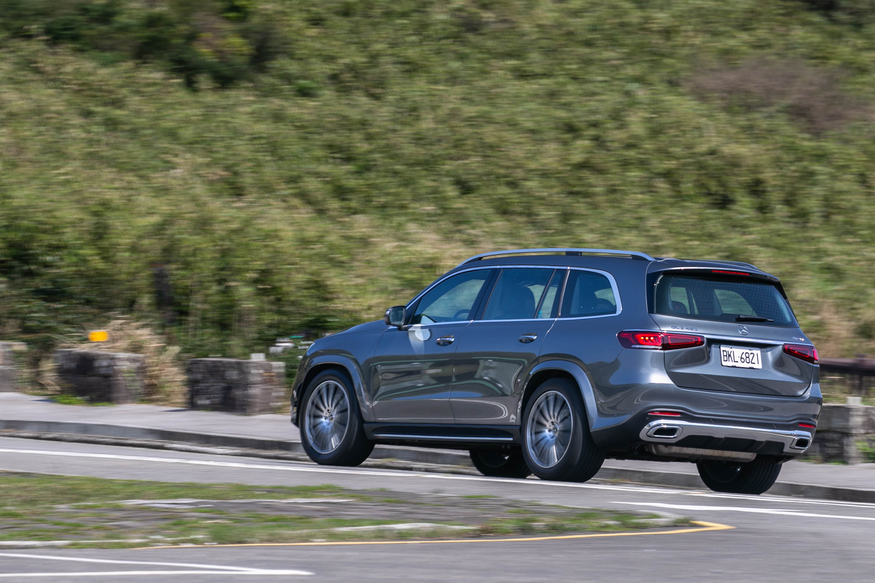 透過電控液壓避震器的加持,不僅達到如履平地的行路表現,更讓此大傢伙在彎道上有效的減少側傾程度。