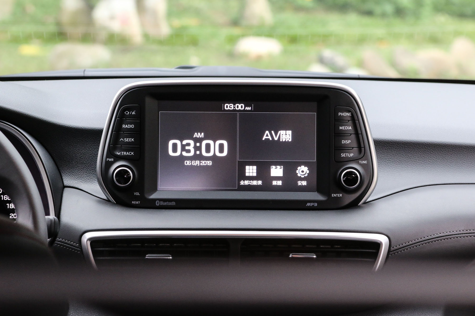 影音配備的升級是此次改款重點，尊爵車型以上都配備 8 吋全彩觸控螢幕。