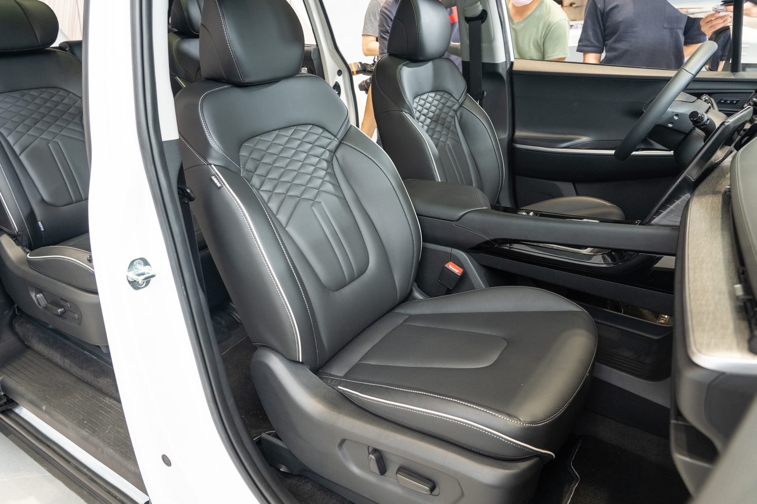 GLT-B 車型雙前座椅皆為電動調整功能，並具備通風加熱機制。