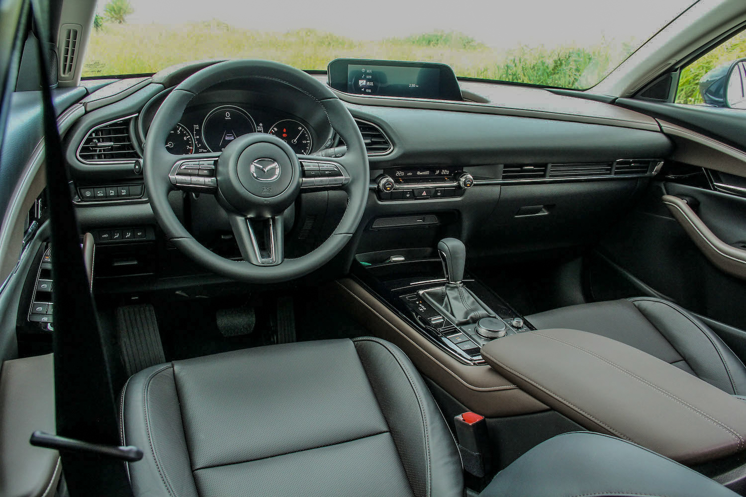 內裝氛圍與 Mazda 3 如出一徹，唯獨駕駛座沒有馬三那種「包住」駕駛的感覺。