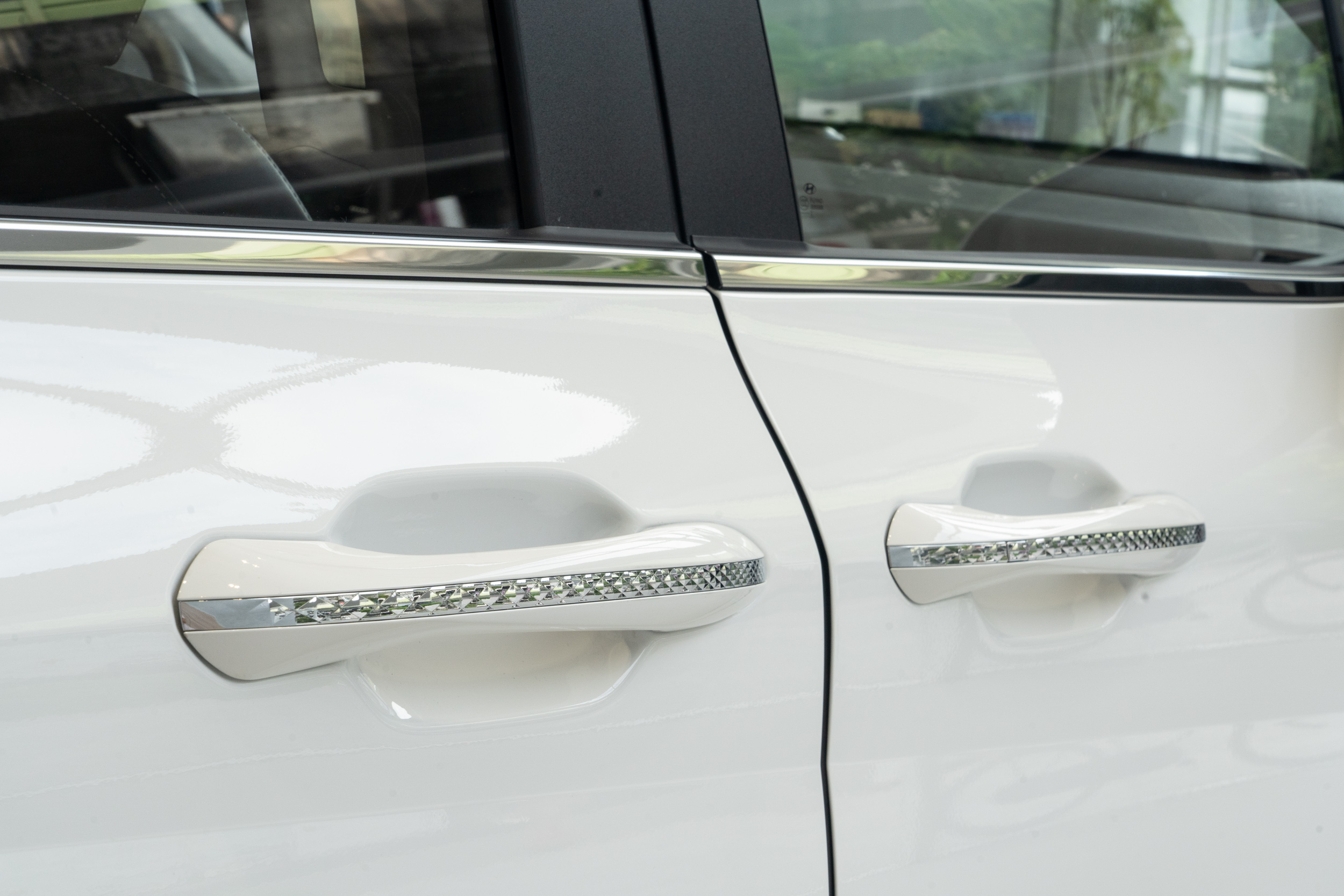 把手設計也相當用心,且高規 GLT-B 車型左右兩側皆為電動滑門設計。