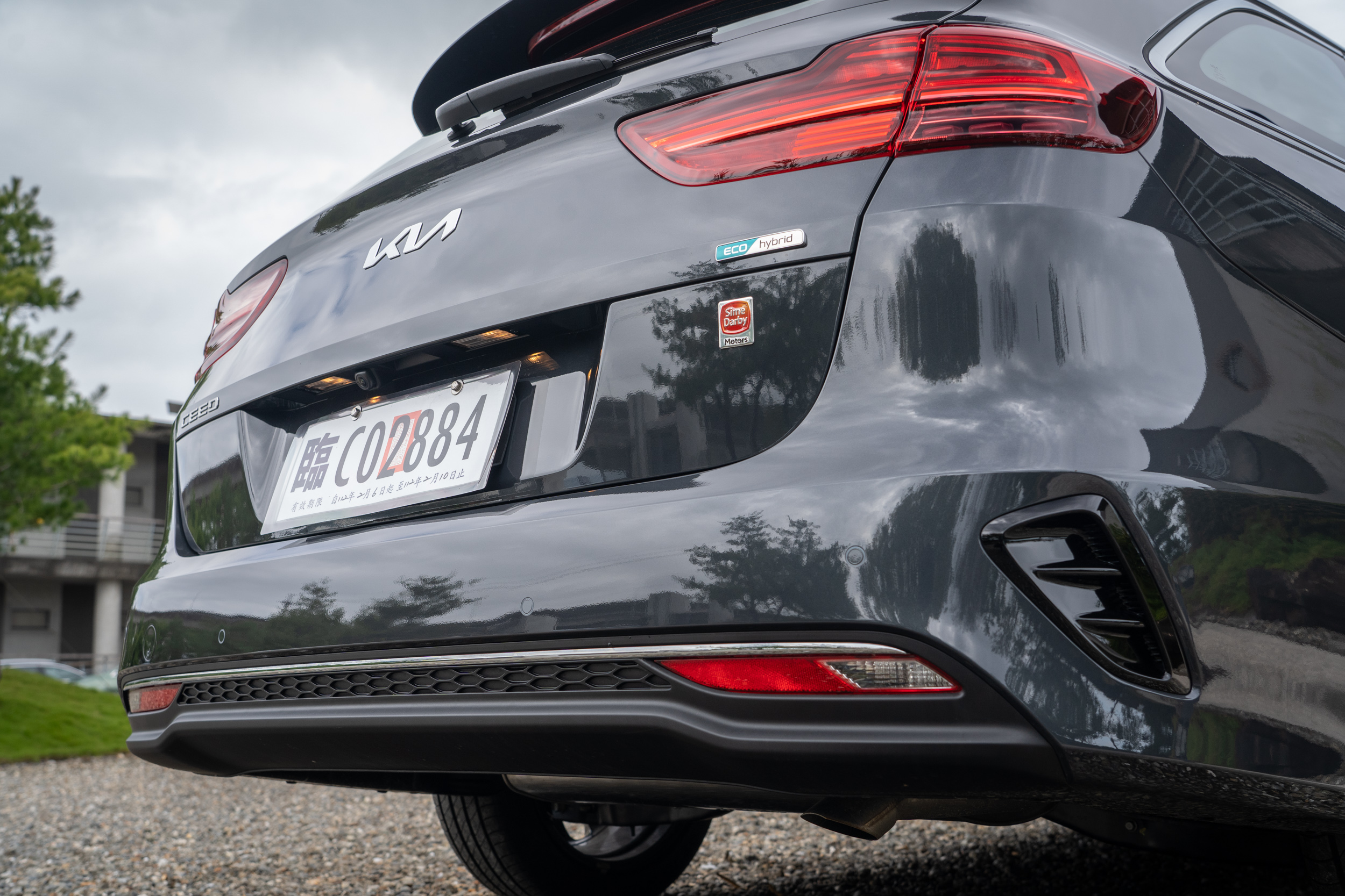 車尾線條大抵維持原有設計,導入旋鏢式 LED 尾燈,下方排氣管採取隱藏式。