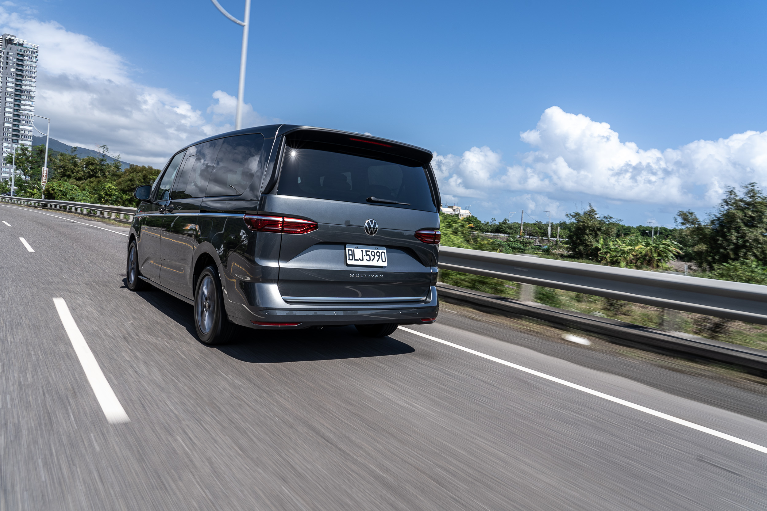 龐大的車身格局所給予的回饋縱使有限,但電子懸吊的裝配卻給予了相當大的可能性。