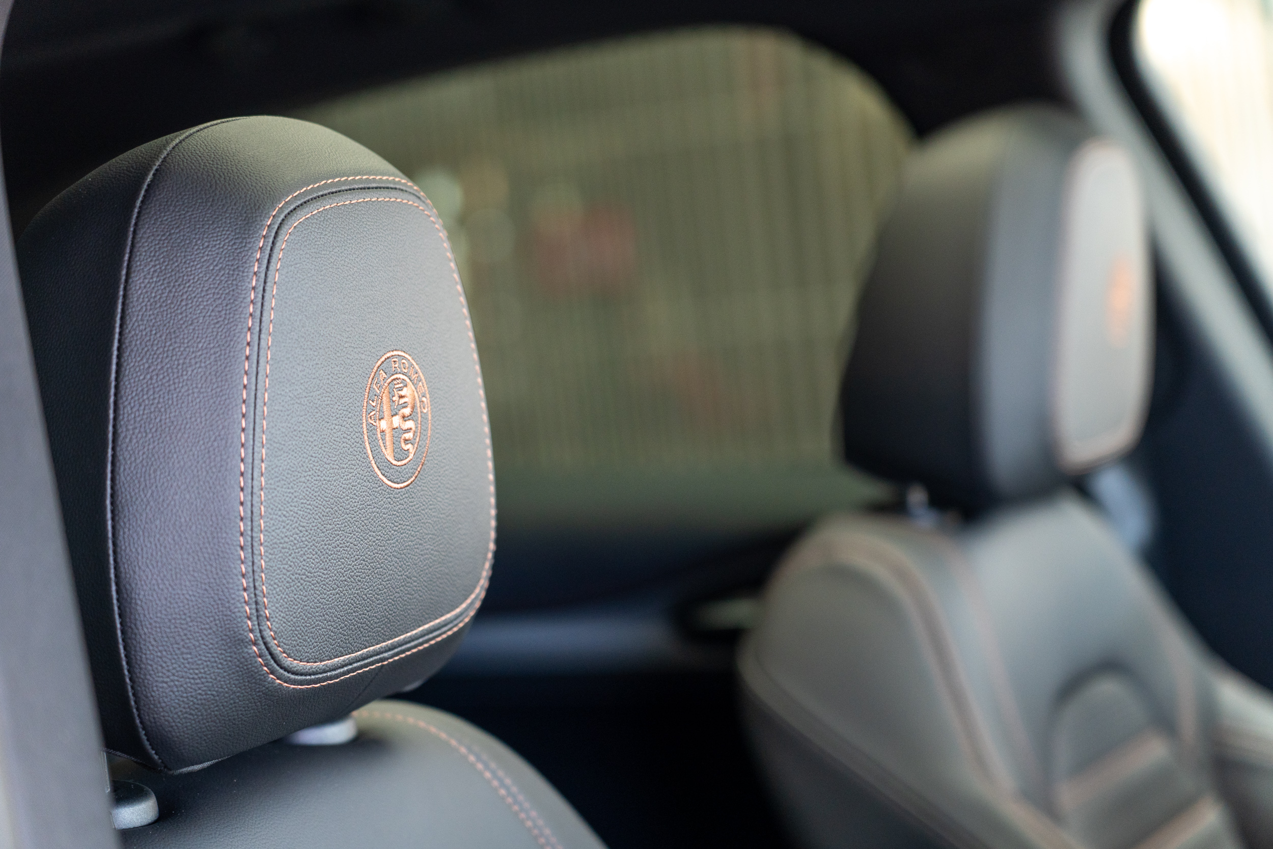 Intensa版本於頭枕針織徽飾上有特別設計。