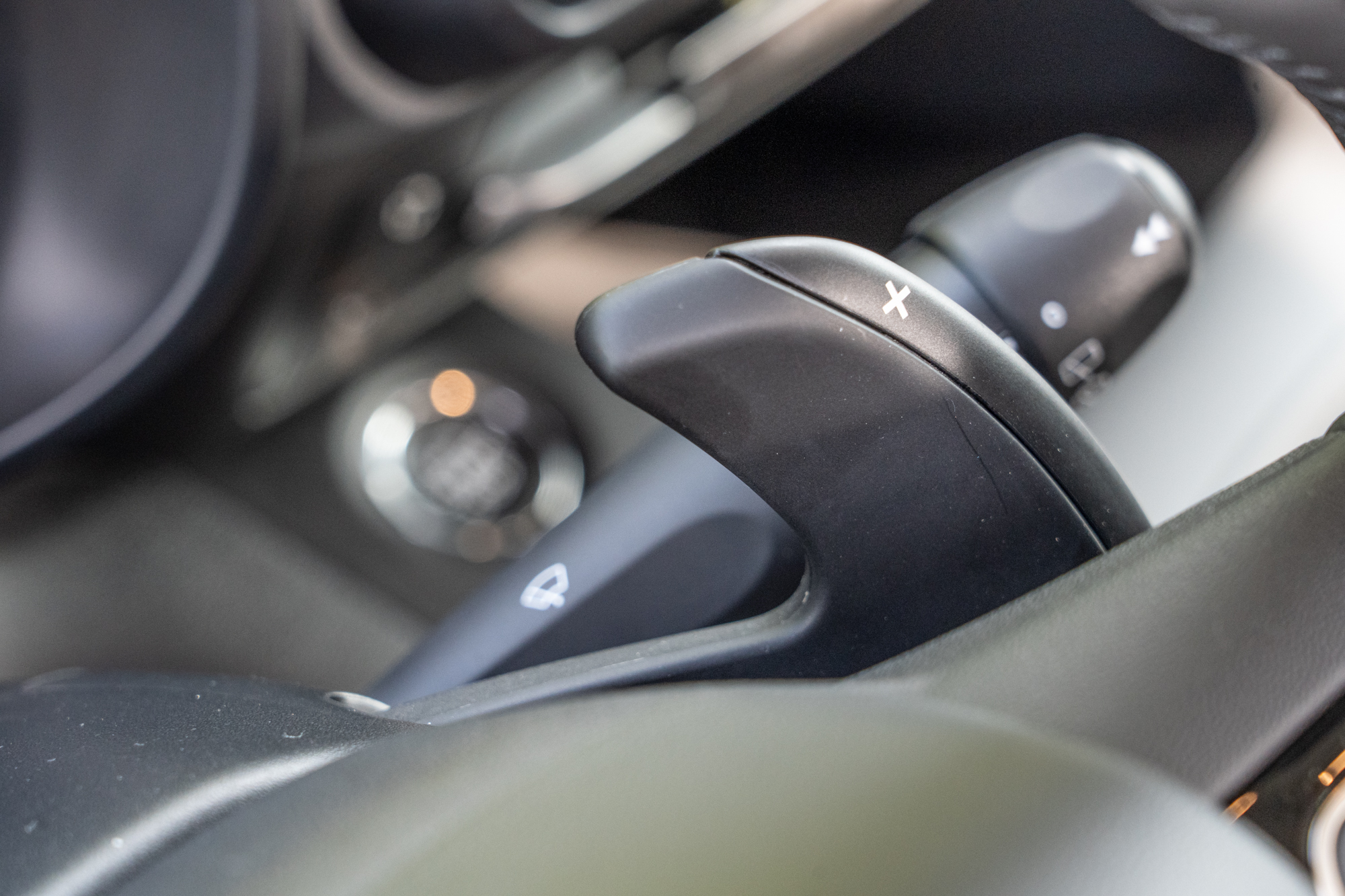 配備有方向盤換檔撥片。