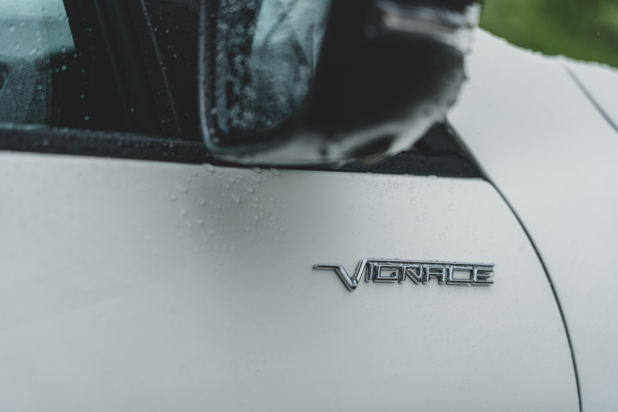 車門上的銘板說明其立基的Ford Kuga Vignale車型基礎。