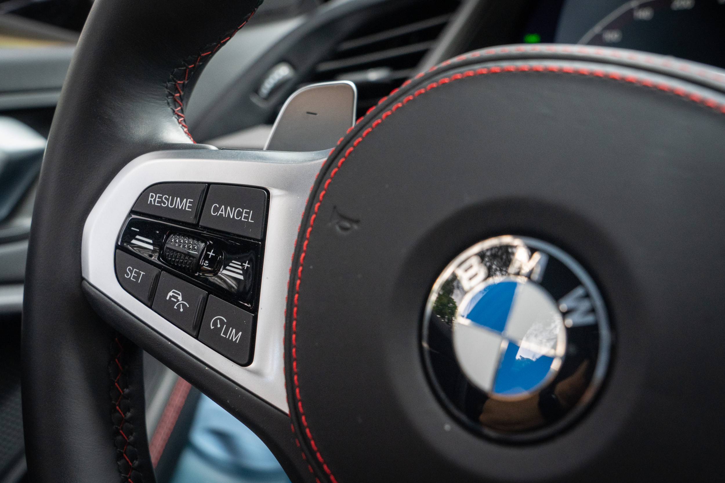標配 BMW 智慧互聯駕駛系統，像是主動車距定速控制系統、車道偏離警示、盲點偵測警示、後方車流警示等皆配備。