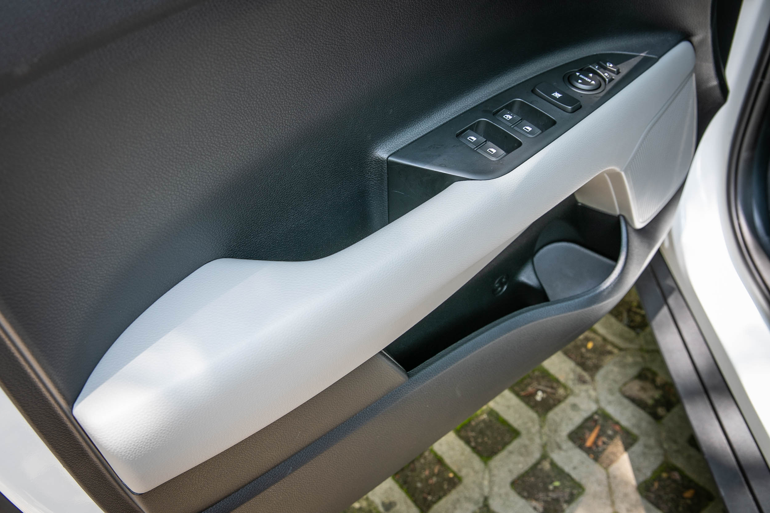 前門板也採取雙色設計,並有挺實用的置物空間。