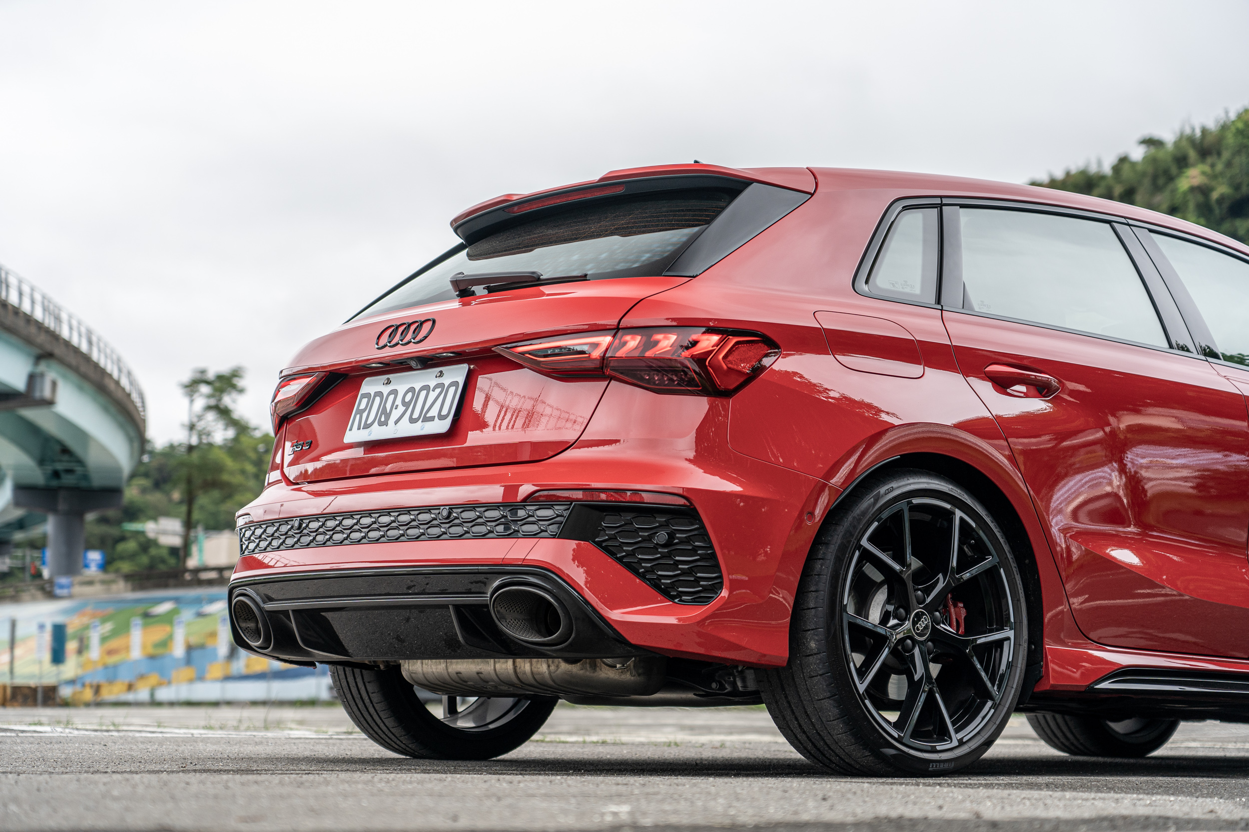 車尾的排氣管有令選用黑色高光澤版本,要價 63,000 元。