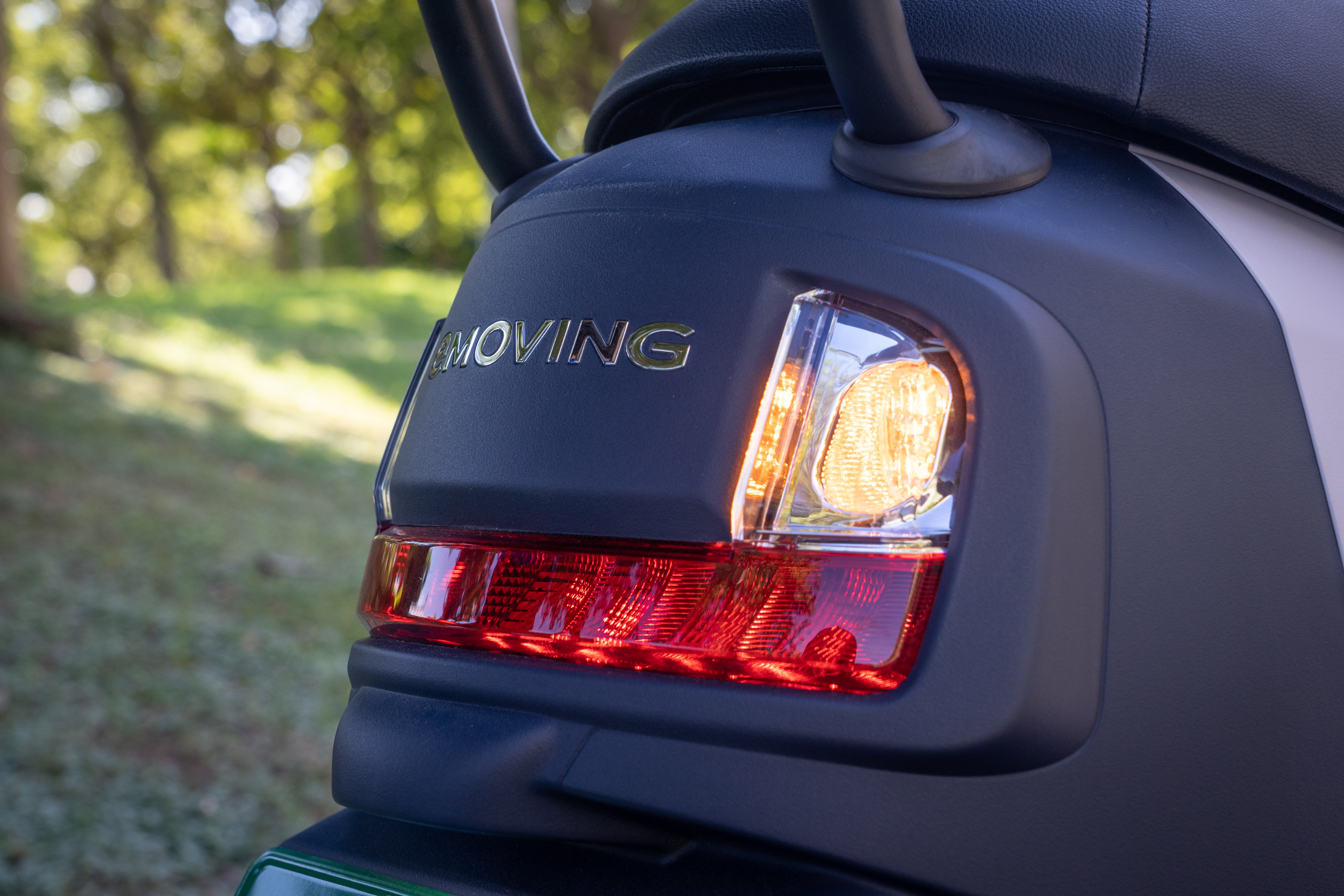 「凹」型尾燈與 Shine 車型充分呼應。