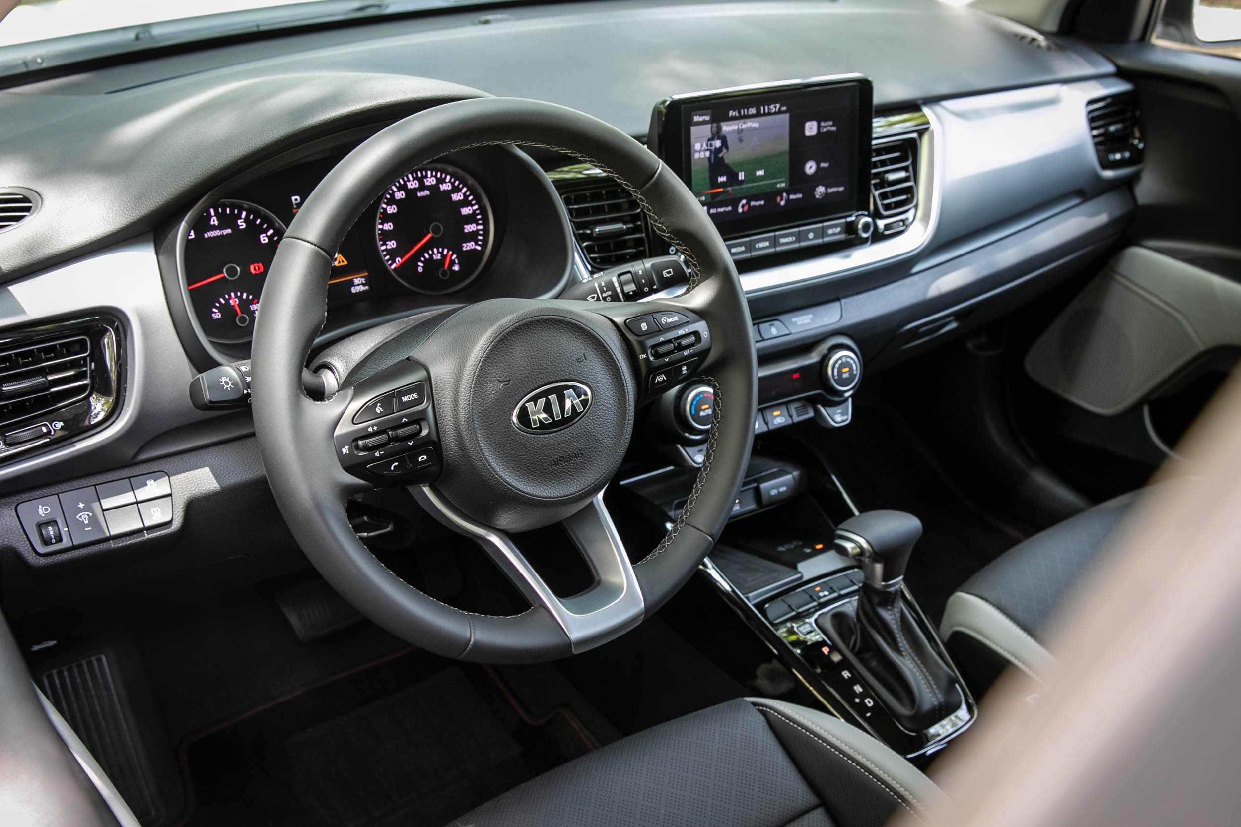 皮革包覆的多功能方向盤,造型與握感都不錯。