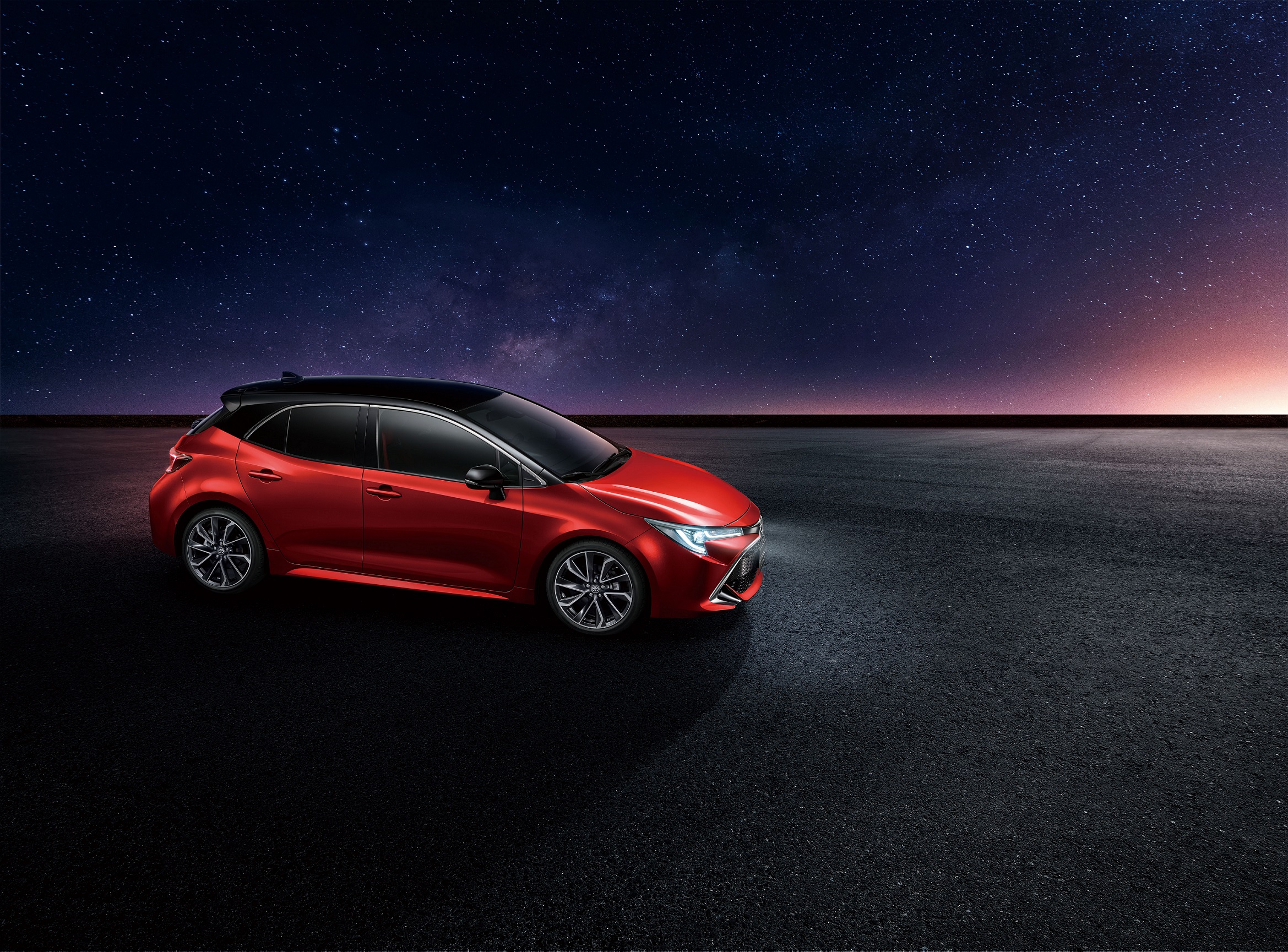 「旗艦專屬AVS選配套件」搭配AVS可變阻尼避震系統、多重駕駛模式與雙色車頂。