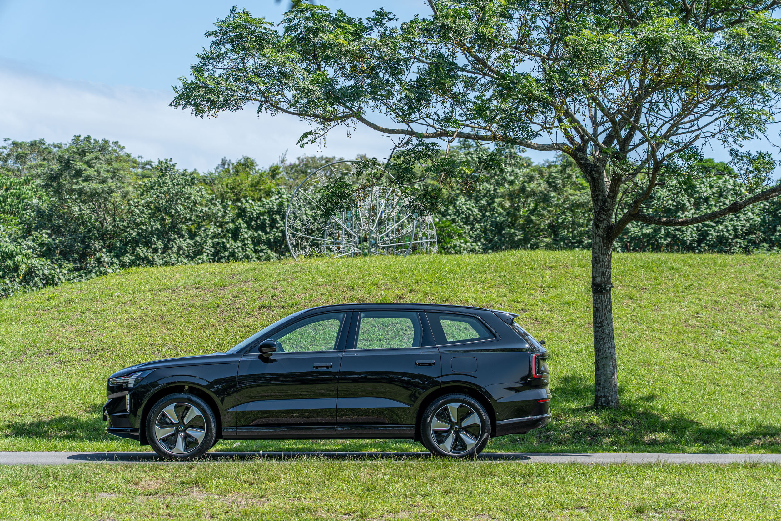 Volvo EX90 為純電陣列中的旗艦車型，以定位來說可對照內燃機的 XC90。