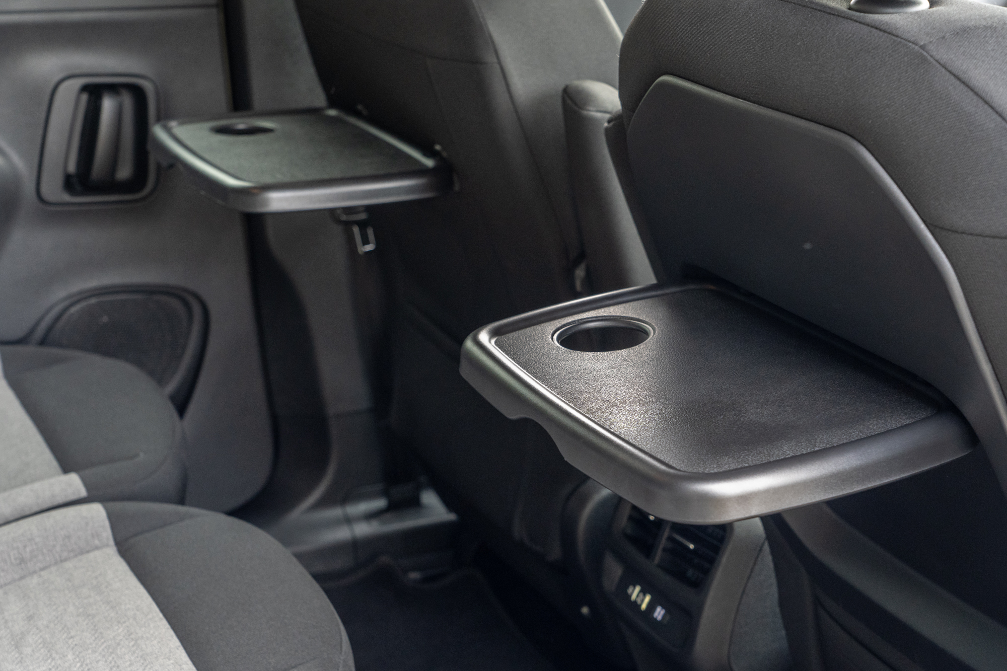 前排座椅背面的折疊桌面積也屬實用,不會像有些車款面積過小。