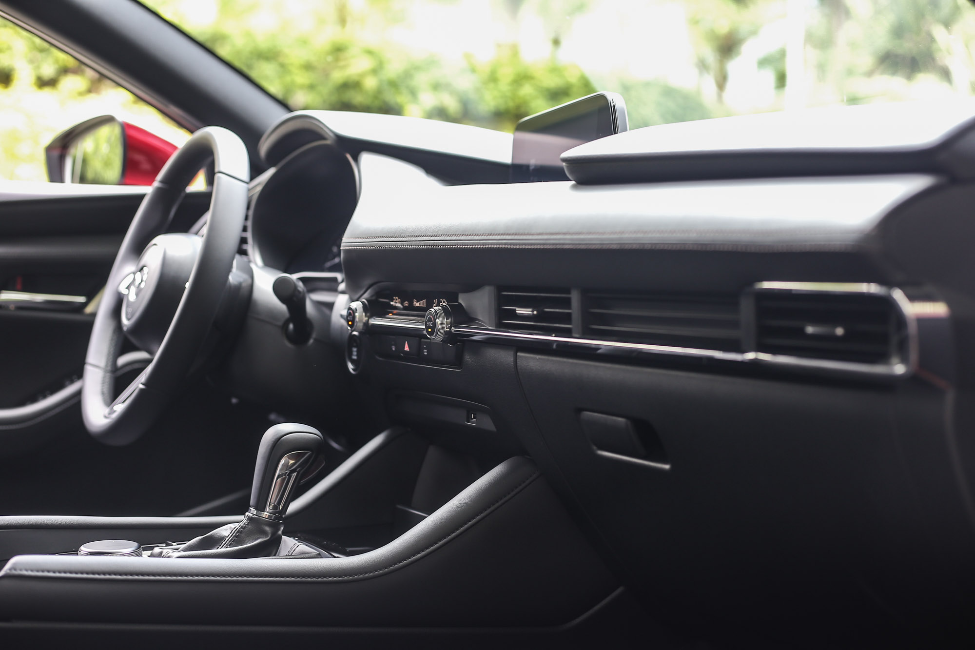 透過Mazda Connect 人機智慧資訊整合系統的整合，中控臺只剩下簡單的一層空調介面。簡單卻不陽春，是給人的直接感受。