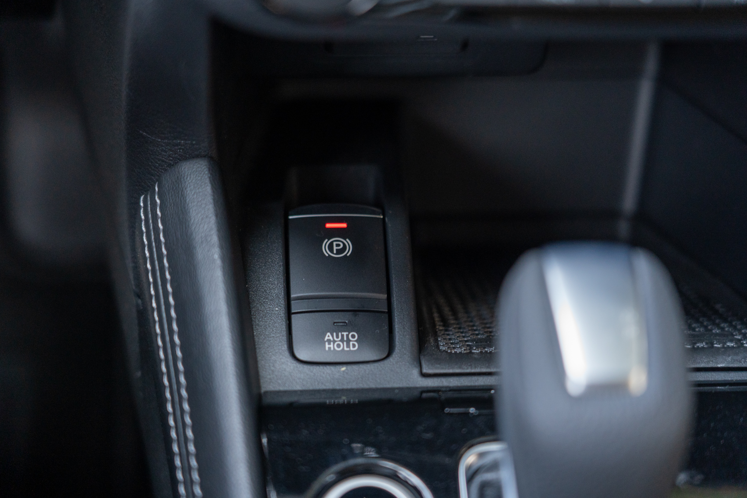 標配EPKB電子駐車系統附Auto Hold功能。