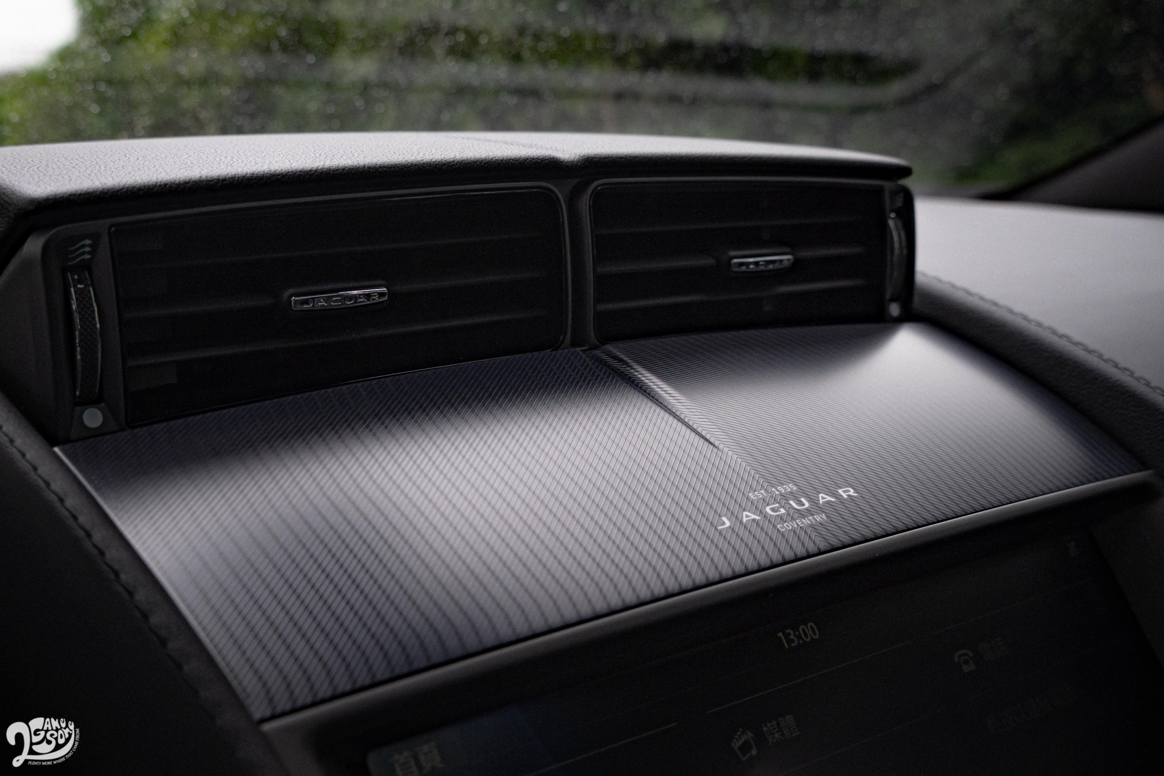 啟動後自動升起的空調出風口,展現獸性般的躍動生命力。