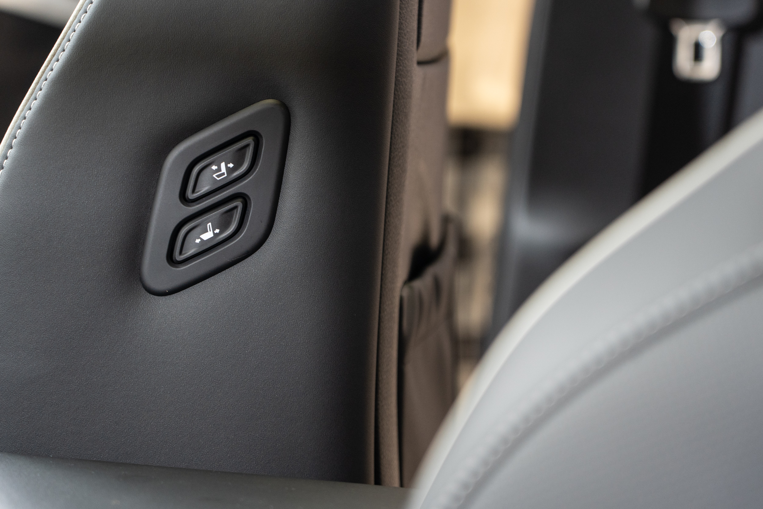 副駕駛座左側也具備座椅調整介面，便利第二排乘客直接調整。