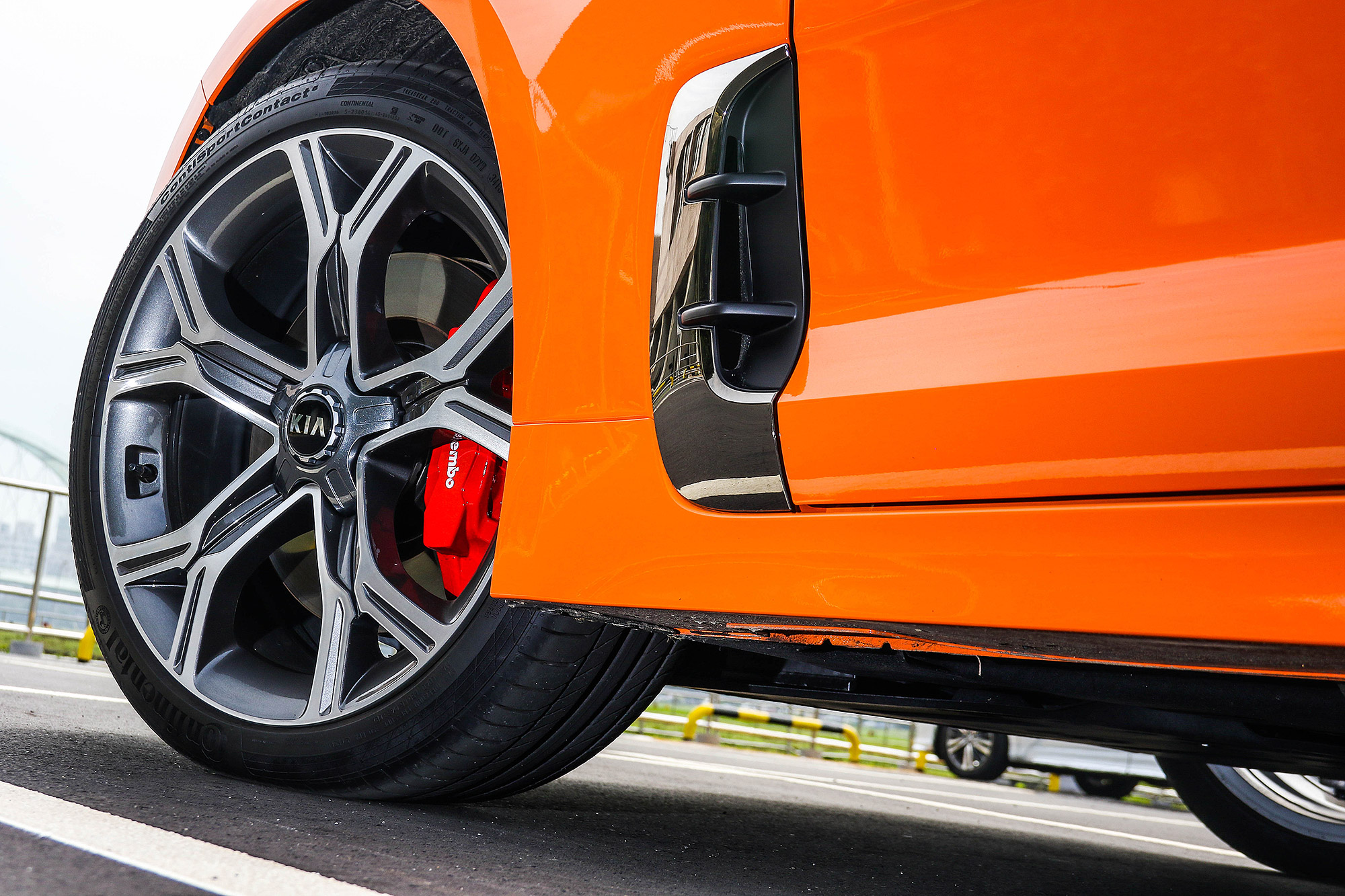 Stinger GT 標配 19 吋雙色輪圈與紅色 Brembo 煞車卡鉗。
