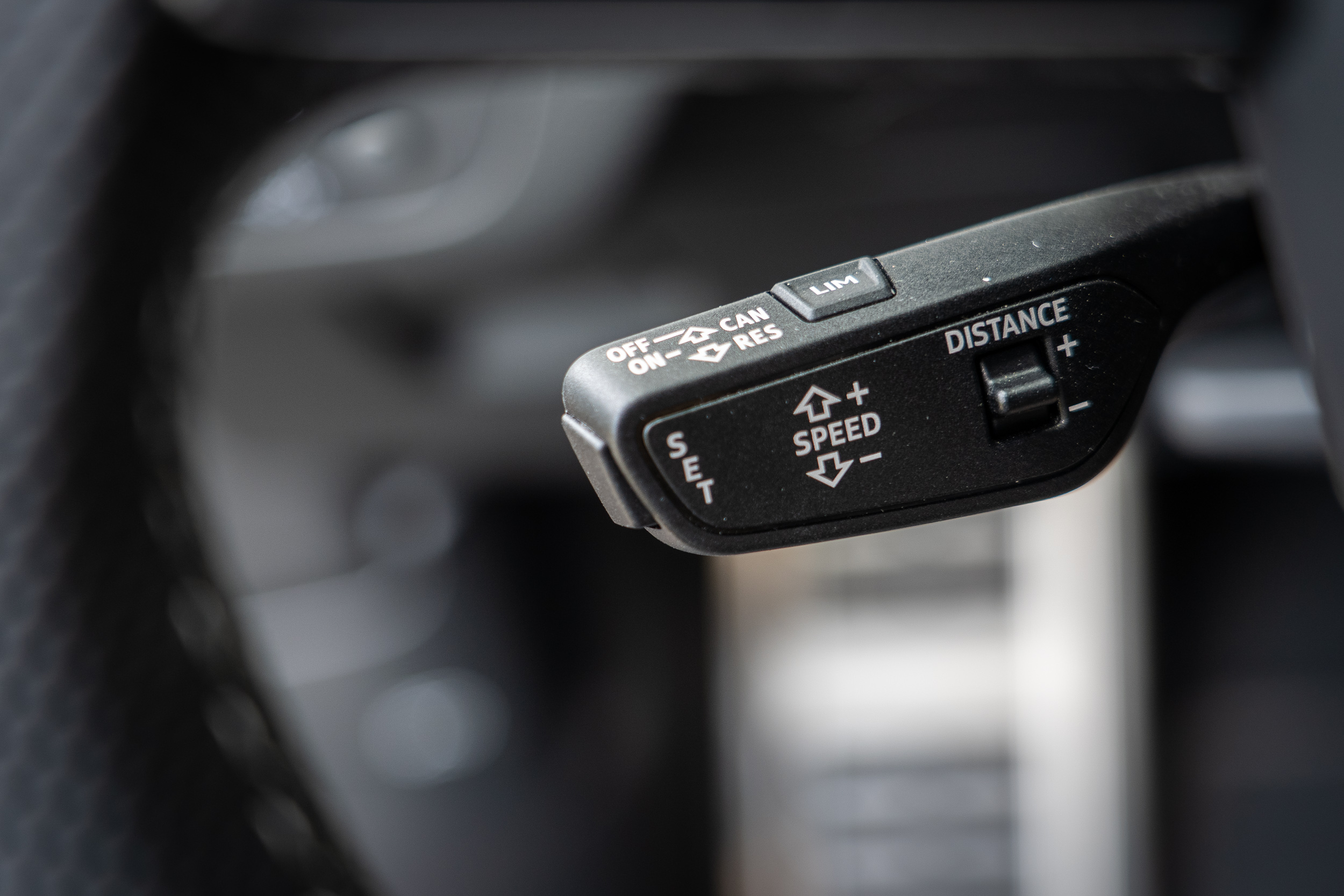 搭載齊全的 ADAS 系統,但如 ACC 等系統操控仍須透過方向盤左下側額外撥桿控制而非整合到方向盤上,設計感稍嫌過時。