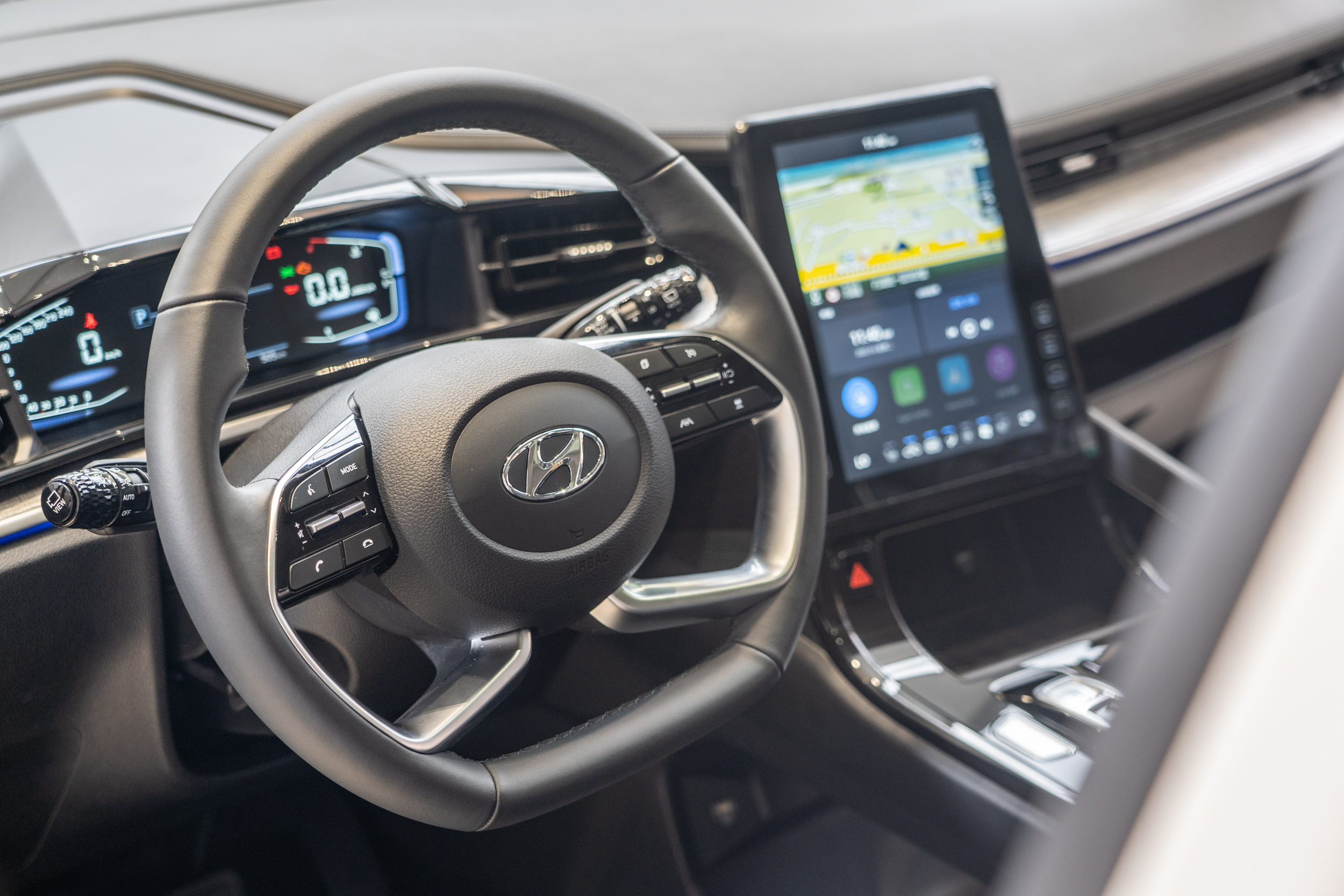內裝導入新世代設計風格,四輻設計方向盤最具辨識度。
