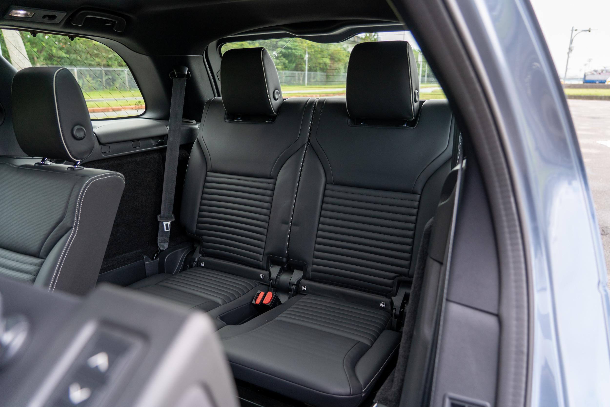 相較於以前的越野導向,Discovery 如今已是一輛強調乘坐機能特性的七座 SUV,縱使是空間最小的第三排,在舒適性上也有所強調。