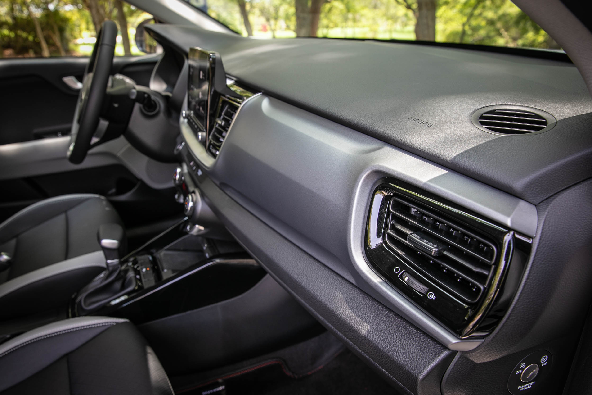 座艙內透過霧灰色與鋼琴烤漆內裝飾板,營造出夠水準的質感。