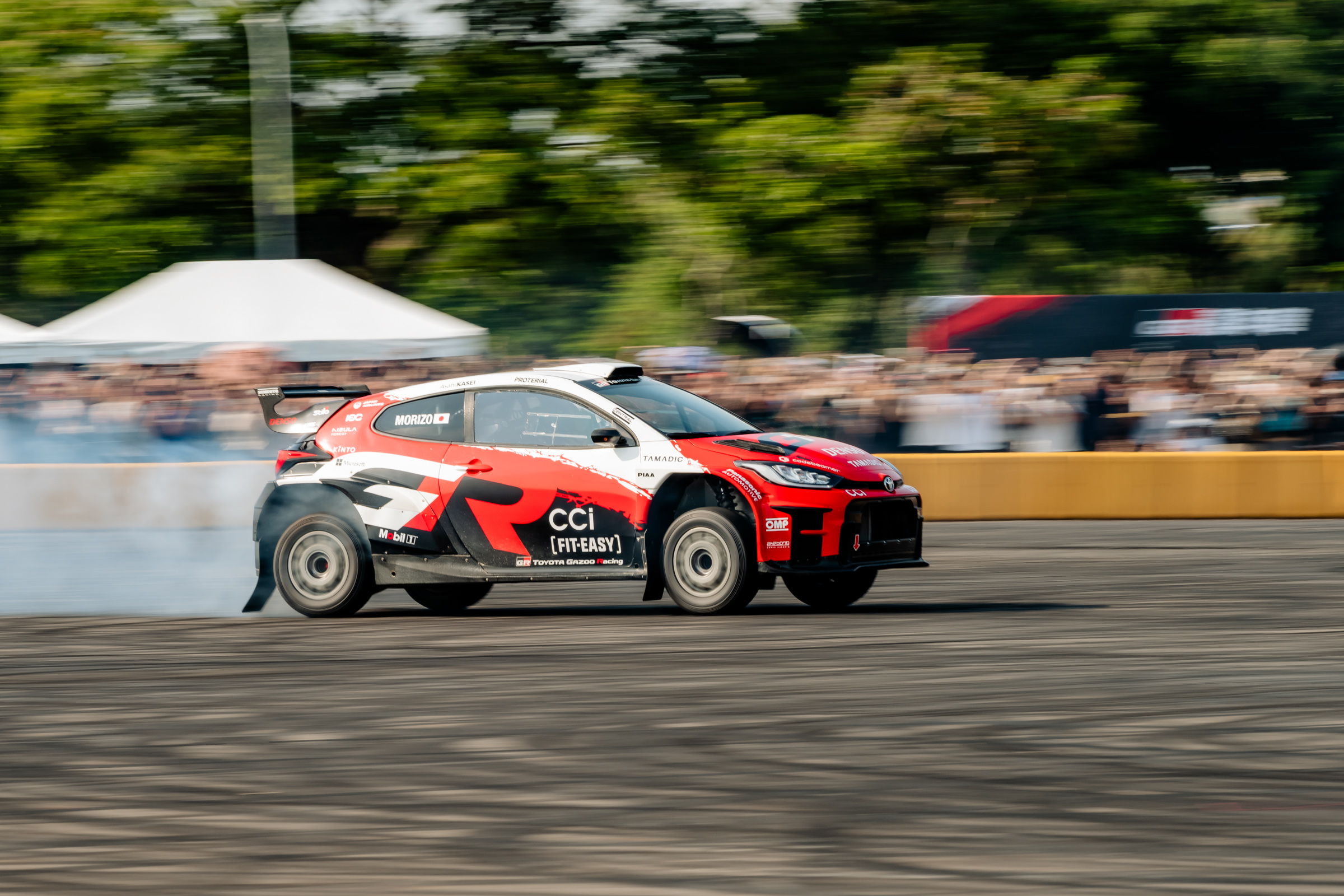豐田章男會長MORIZO以神秘嘉賓身分駕駛GR YARiS Rally2自後台登場，精準甩尾引爆全場歡呼。