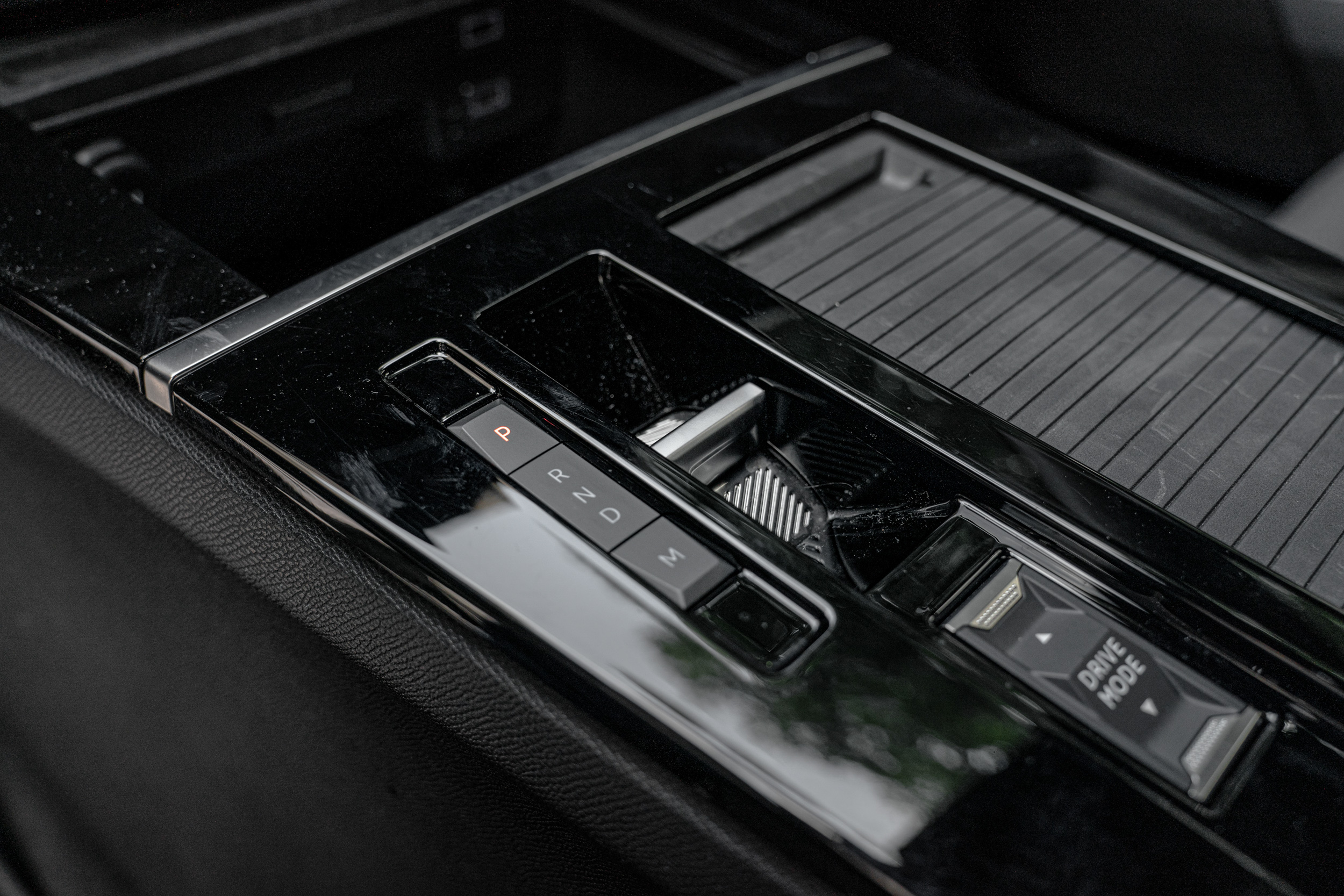 Astra 的內裝用上了大量鋼琴亮面材質,相當容易沾黏指紋。